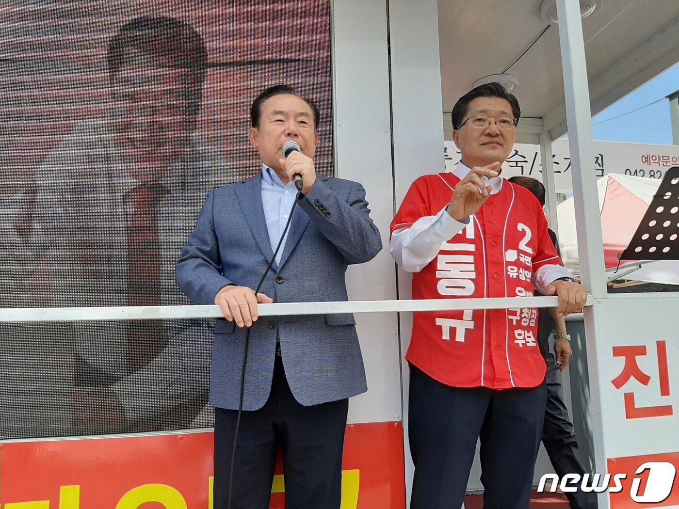 본문 이미지 - 이인제 전 고문이 29일 유성시장 앞에서 진동규 국민의힘 유성구청장 후보 지원유세를 펼치고 있다.ⓒ 뉴스1 심영석 기자