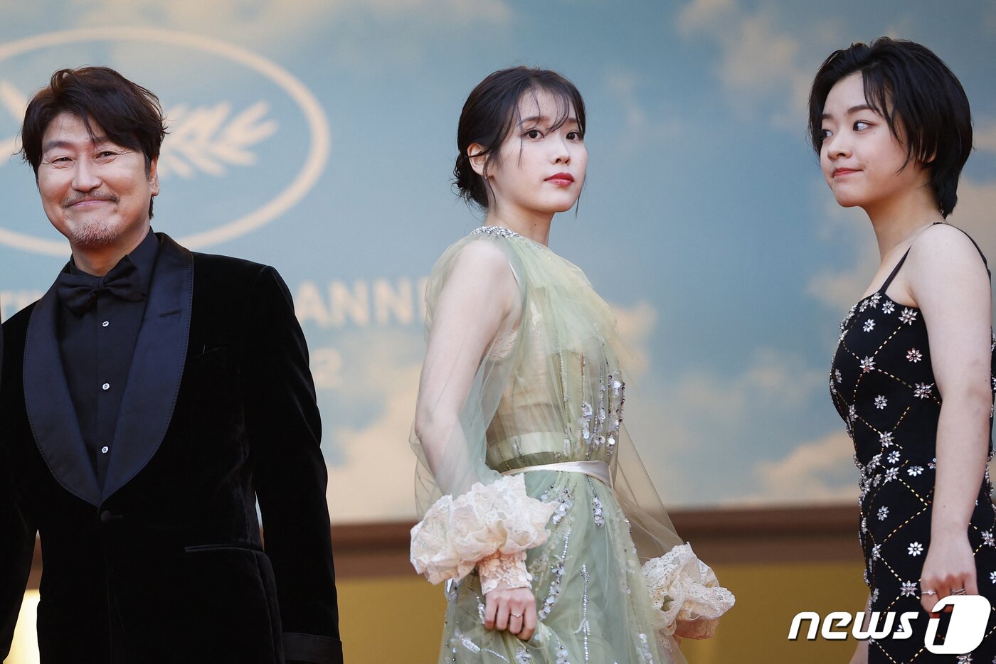 본문 이미지 - 아이유가 칸 영화제 레드카펫에 참여했다. ⓒ 로이터=뉴스1 ⓒ News1 이승아 기자