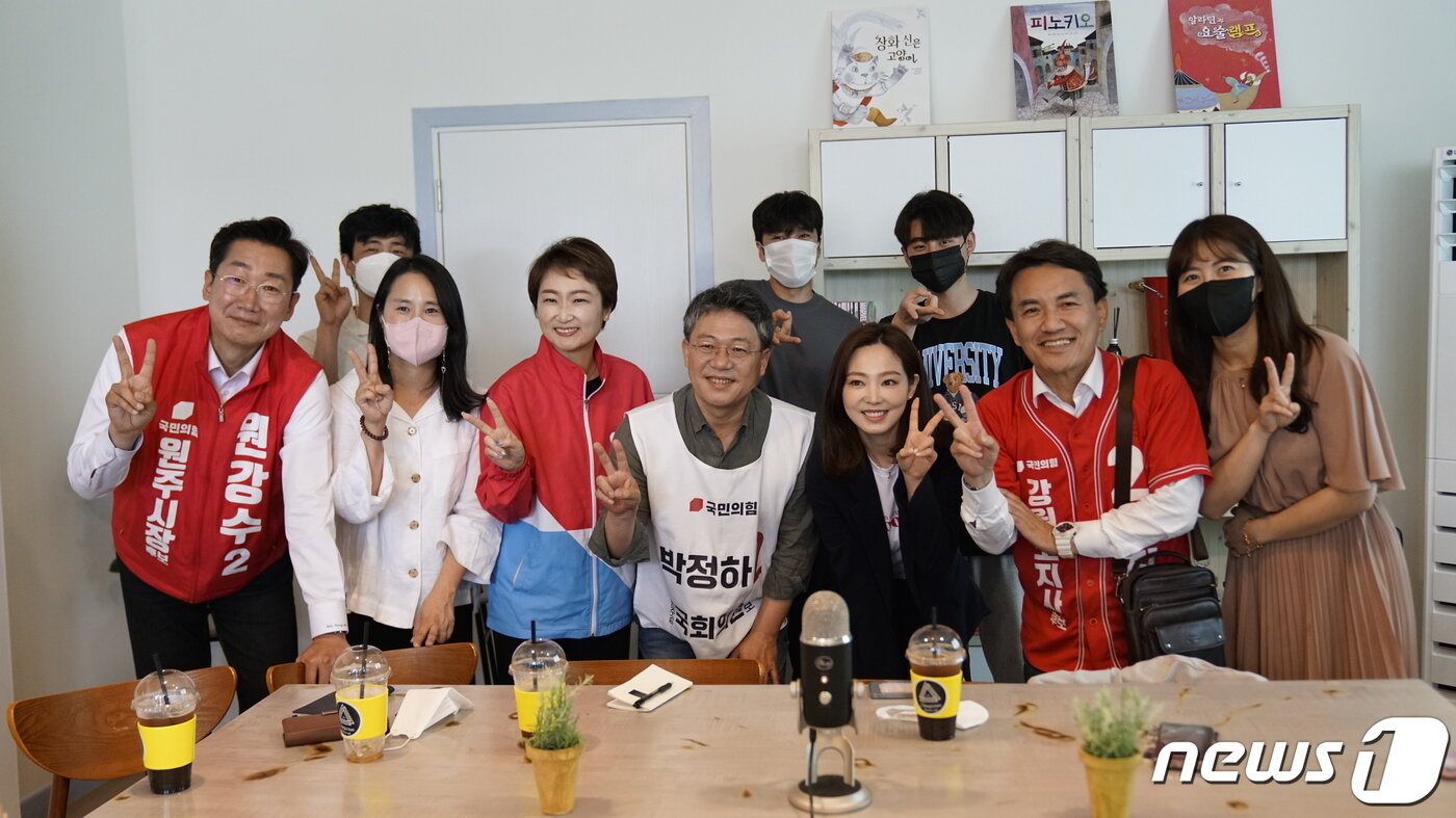 본문 이미지 - 29일 강원 원주시 무실동에서 김진태 강원도지사 후보가 차유람 국민의힘 문화체육특보와 박정하 원주갑 국회의원 후보, 원강수 원주시장 후보, 청년‧여성‧자영업자 등과 라운지토크를 가졌다.(김진태 선거캠프 제공) 2022.5.29/뉴스1