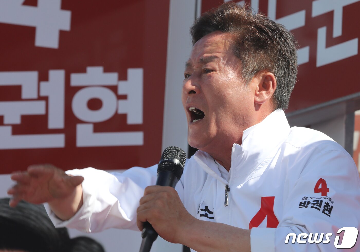 본문 이미지 - 29일 경북 청도 삼거리에서 열린 무소속 박권현 청도군수 후보 유세에서 박 후보가 간절한 표정으로 지지를 호소하고 있다. 박 후보는 "진심이 공약이다. 청도를 위한 저의 진심을 알아달라＂고 읍소했다. 2022.5.29/뉴스1 ⓒ News1 정우용 기자