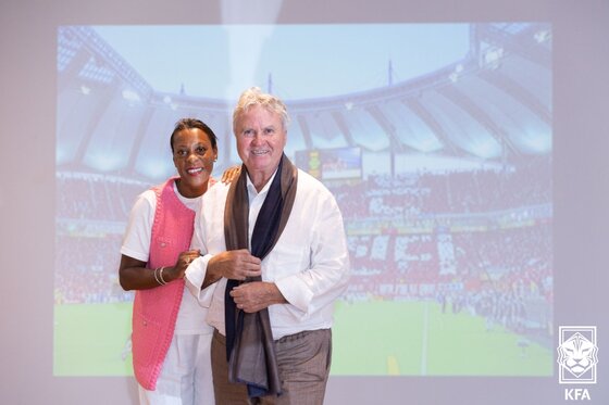 본문 이미지 - 거스 히딩크 전 대한민국 축구대표팀 감독과 여자친구 엘리자베스가 29일 서울 종로구 아산정책연구원에서 열린 '2022 한일 월드컵 20주년 기념 레전드 초청 만찬'에서 기념촬영을 하고 있다. 2022.5.29/뉴스1