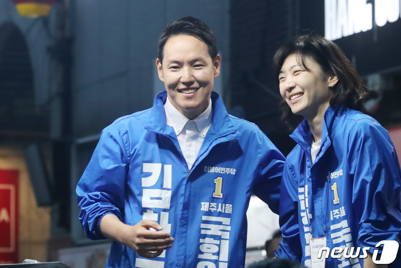 (제주=뉴스1) 오현지 기자 = 김한규 제주시을 국회의원 보궐선거 후보가 29일 오후 제주시청 인근에서 진행한 총력 유세에서 아내 장보은씨와 연단에 올라서있다. 2022.5.29/ …