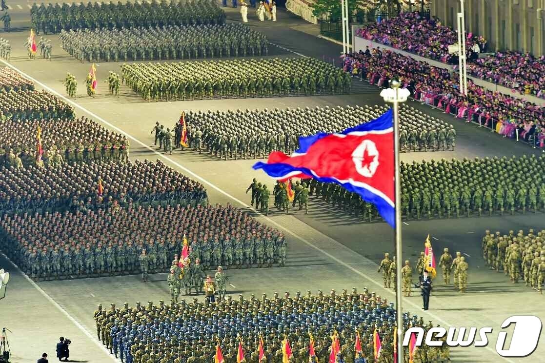 본문 이미지 - (평양 노동신문=뉴스1) = 북한 조선인민혁명군 창건 90주년 경축 열병식. [국내에서만 사용가능. 재배포 금지. DB 금지. For Use Only in the Republic of Korea. Redistribution Prohibited] rodongphoto@news1.kr