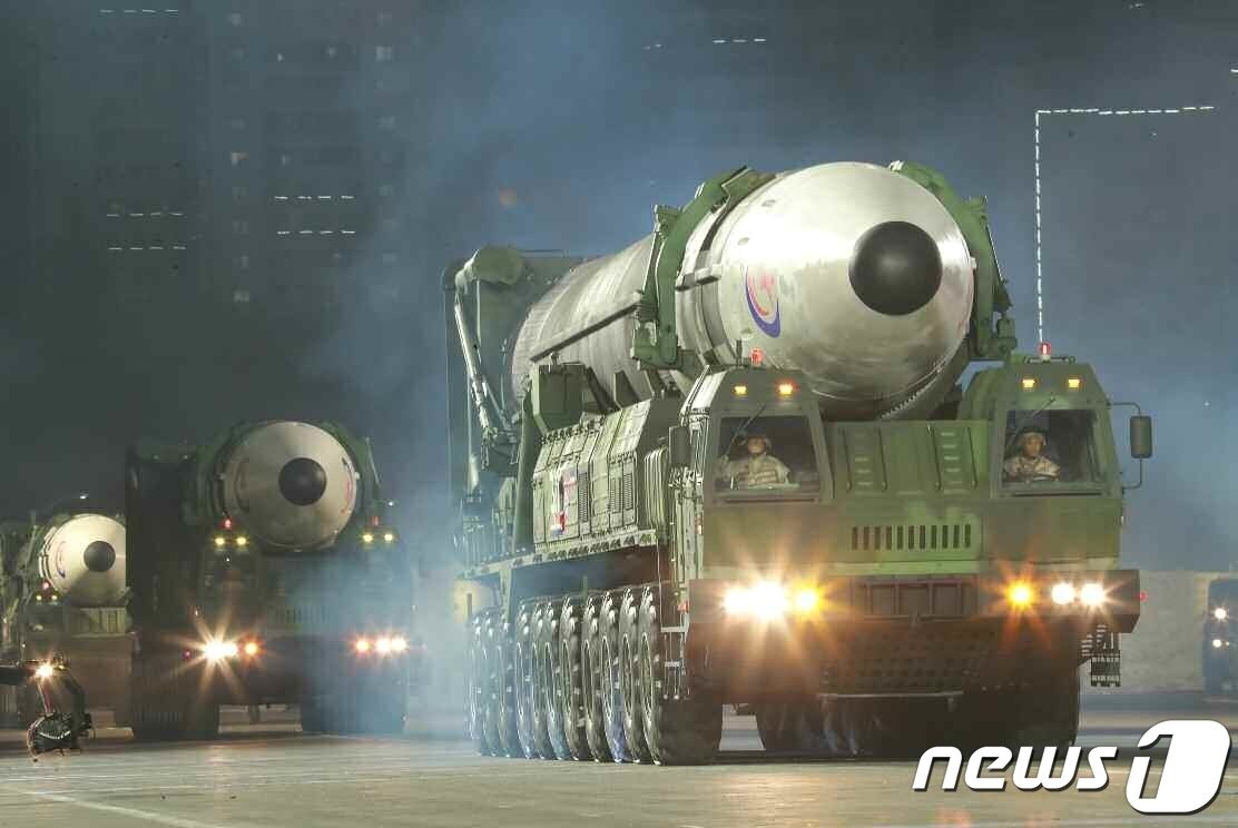 본문 이미지 - (평양 노동신문=뉴스1) = 북한 대륙간탄도미사일 '화성-17형' [국내에서만 사용가능. 재배포 금지. DB 금지. For Use Only in the Republic of Korea. Redistribution Prohibited] rodongphoto@news1.kr