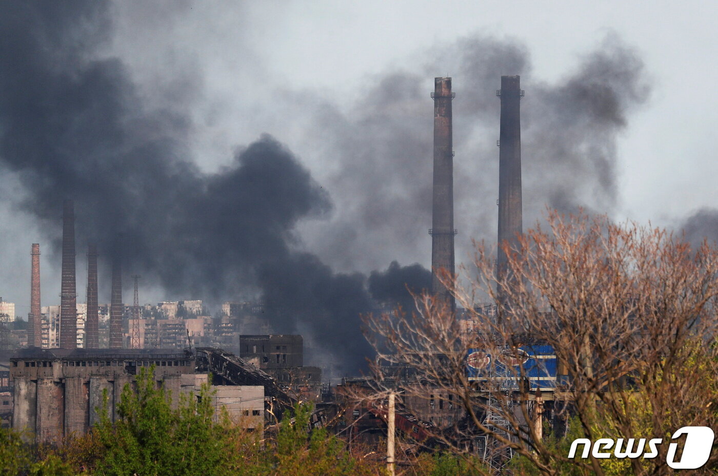 본문 이미지 - 2일(현지시간) 우크라이나 남부 마리우폴 아조우스탈 제철소 위로 연기가 피어오르고 있다. 2022.05.03/뉴스1 ⓒ 로이터=뉴스1 ⓒ News1 김민수 기자