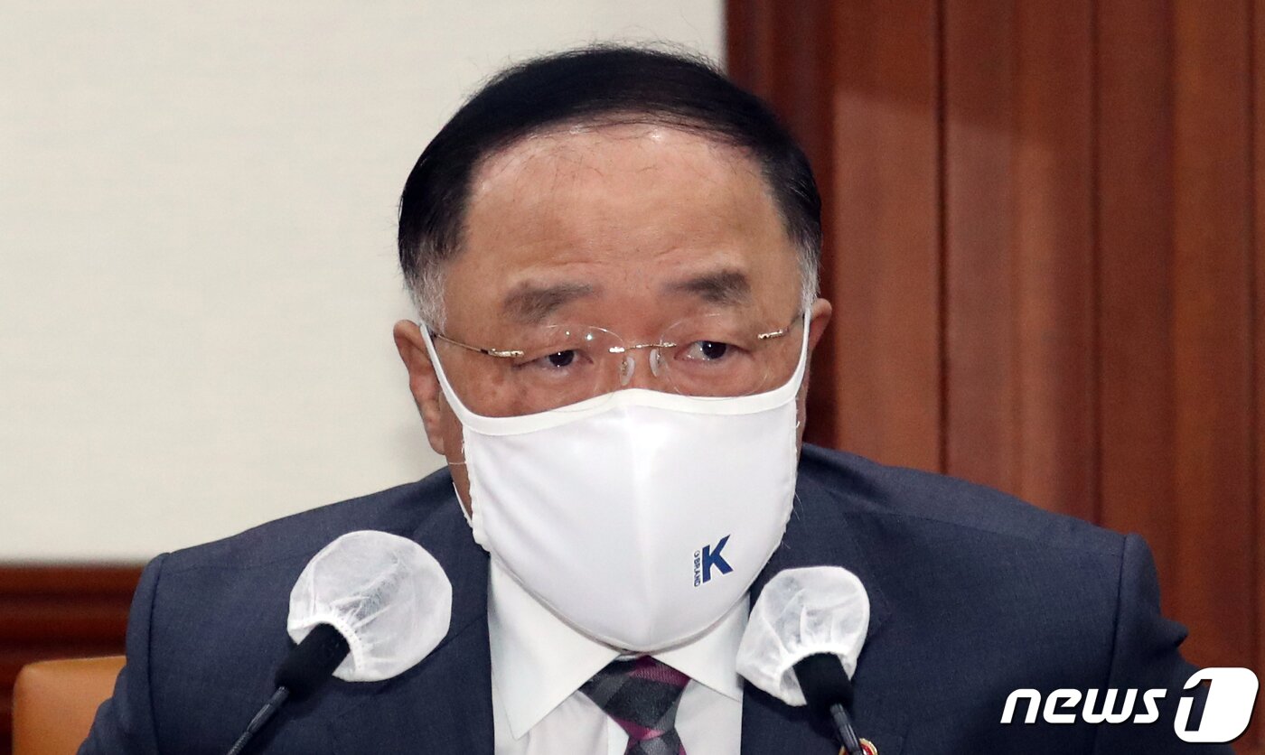 본문 이미지 - 홍남기 경제부총리 겸 기획재정부 장관이 3일 서울 종로구 정부서울청사에서 열린 물가관계장관회의에 참석하고 있다. 2022.5.3/뉴스1 ⓒ News1 김명섭 기자