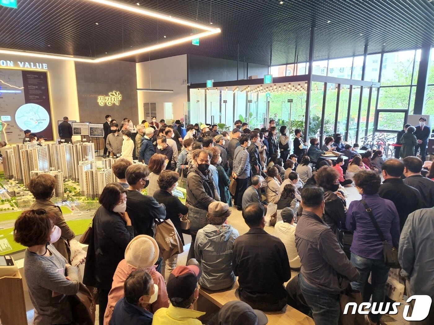 본문 이미지 - 지난 주말 경기 연천군 전곡읍에 위치한 1호선 전곡역 제일풍경채 리버파크 견본주택을 찾은 방문객들. ⓒ 뉴스1