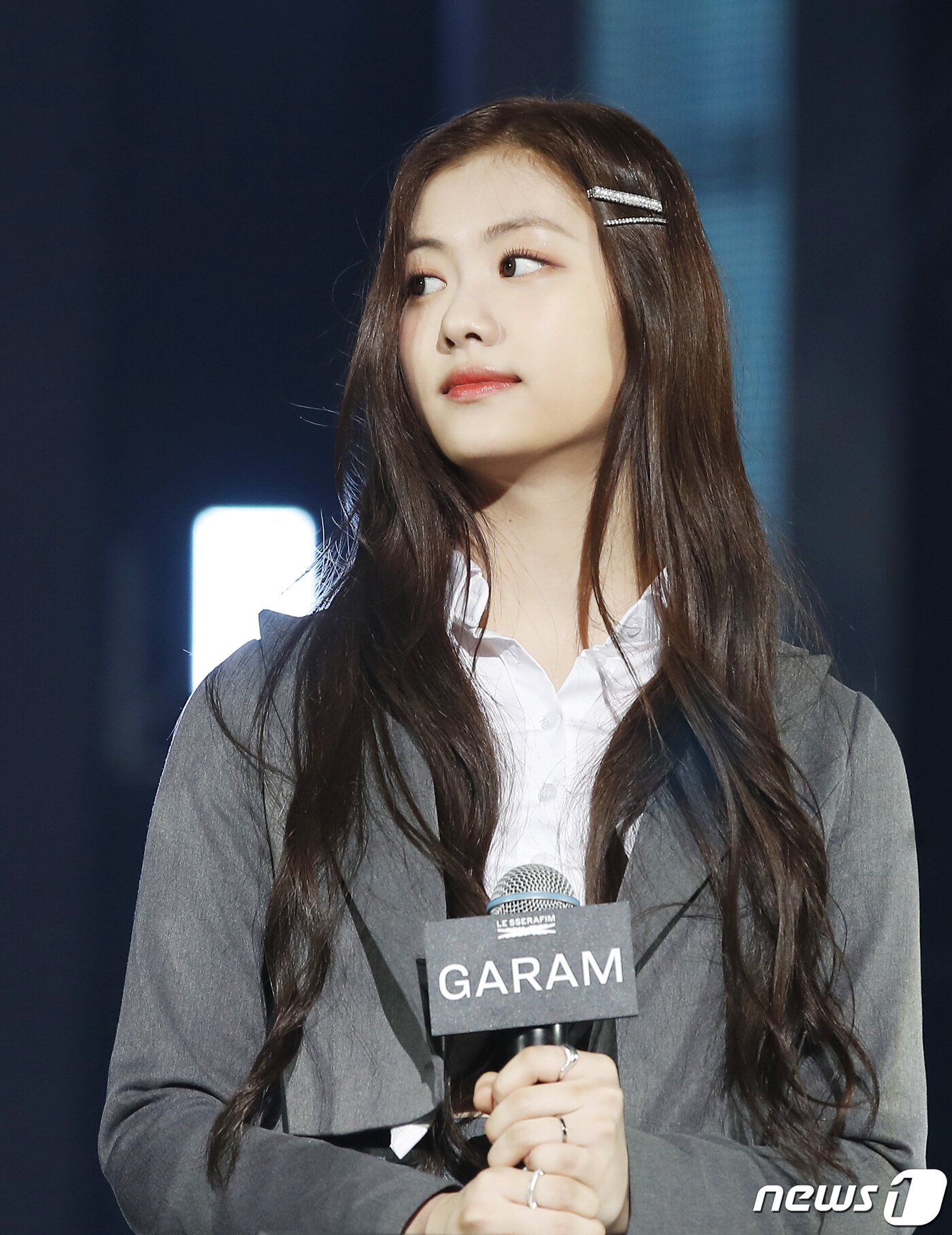 본문 이미지 - 하이브 최초 걸그룹 르세라핌(LE SSERAFIM) 김가람이 지난 2일 서울 중구 장충체육관에서 열린 데뷔 앨범 ‘FEARLESS’ 미디어 쇼케이스에서 취재진의 '학폭 논란'에 대한 질문을 듣고 있다.  ⓒ News1 권현진 기자