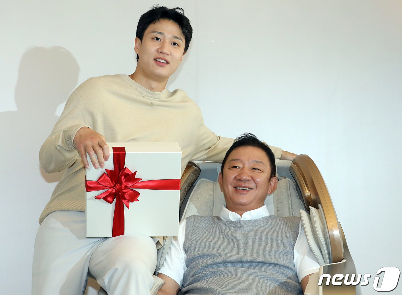 본문 이미지 - 허재와 허웅 부자가 2022년 바디프랜드 광고 행사에 참석한 모습.  /뉴스1 DB ⓒ News1 김진환 기자