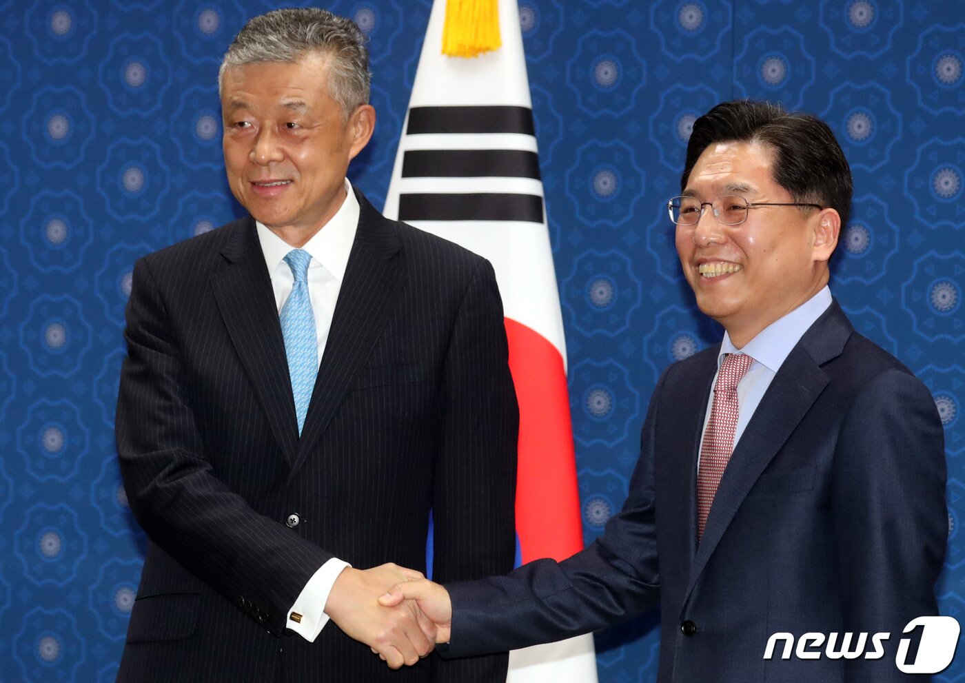 본문 이미지 - 노규덕 한반도평화교섭본부장이 지난 2022년 5월 3일 서울 종로구 정부서울청사 별관에서 류샤오밍&#40;劉曉明&#41; 중국 정부 한반도사무특별대표와 비공개 협의에 앞서 악수를 하고 있다. 2022.5.3/뉴스1 ⓒ News1 김명섭 기자
