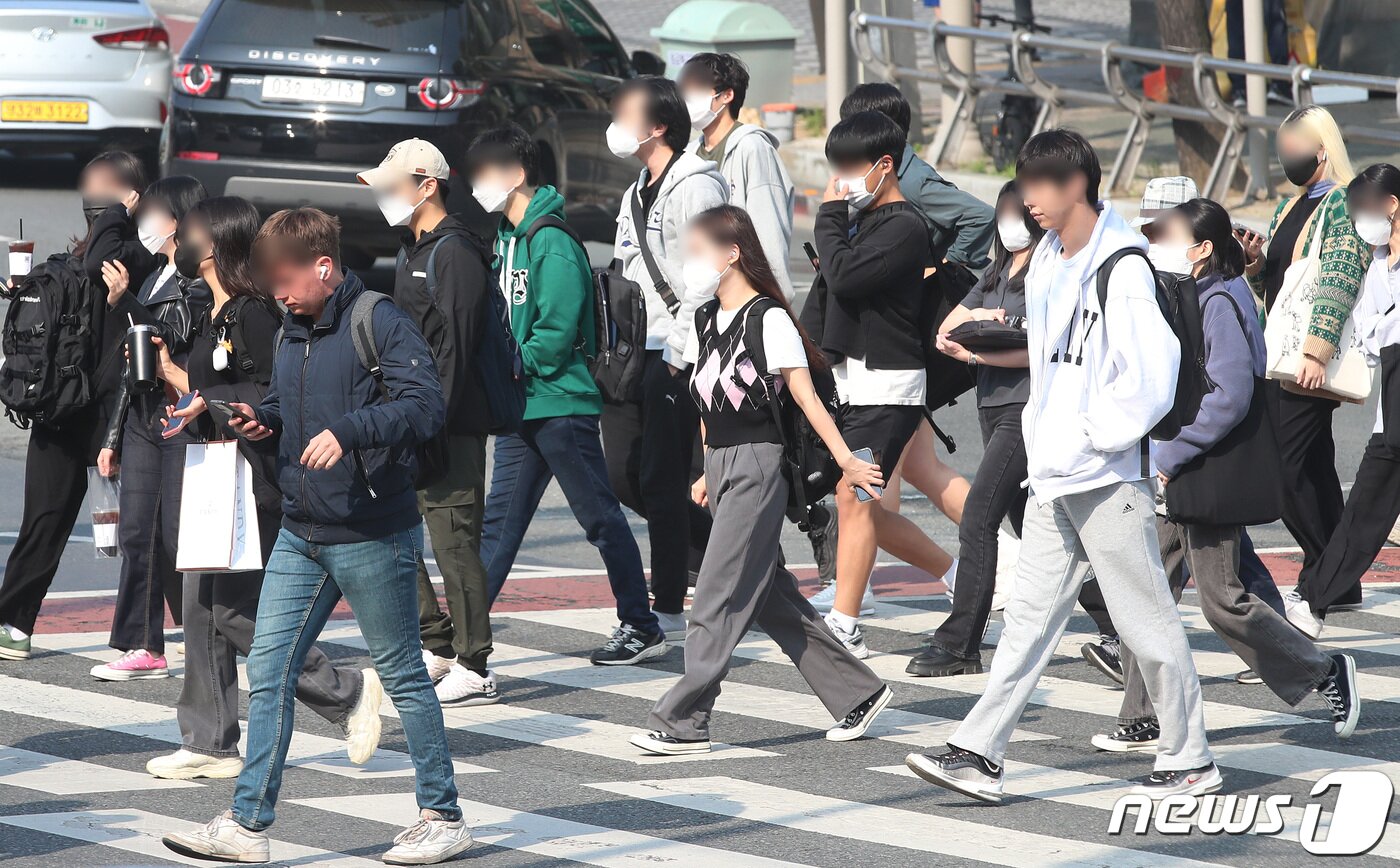 본문 이미지 - 3일 오전 대구 북구 경북대학교 북문 앞에서 학교로 향하는 학생들이 실외 마스크 의무 해제에도 대부분 마스크를 쓰고 있다. 2022.5.3/뉴스1 ⓒ News1 공정식 기자