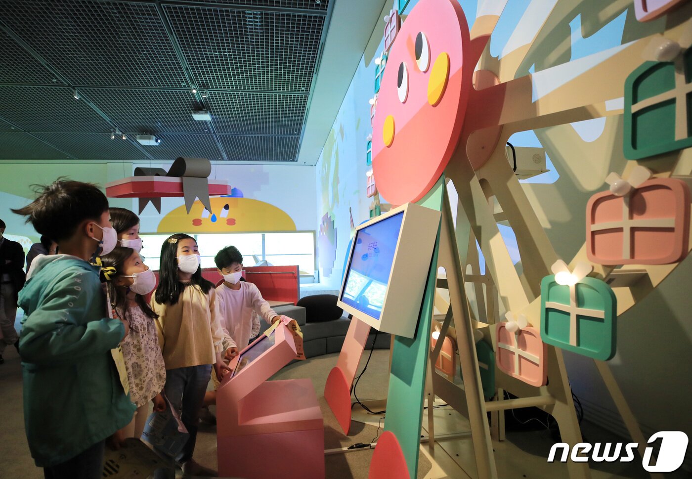 본문 이미지 - 3일 오전 서울 용산구 국립중앙박물관 어린이박물관에서 열린 어린이날 100회 기념 '모두가 어린이' 특별전에서 어린이들이 놀이기구를 체험하고 있다. 2022.5.3/뉴스1 ⓒ News1 구윤성 기자