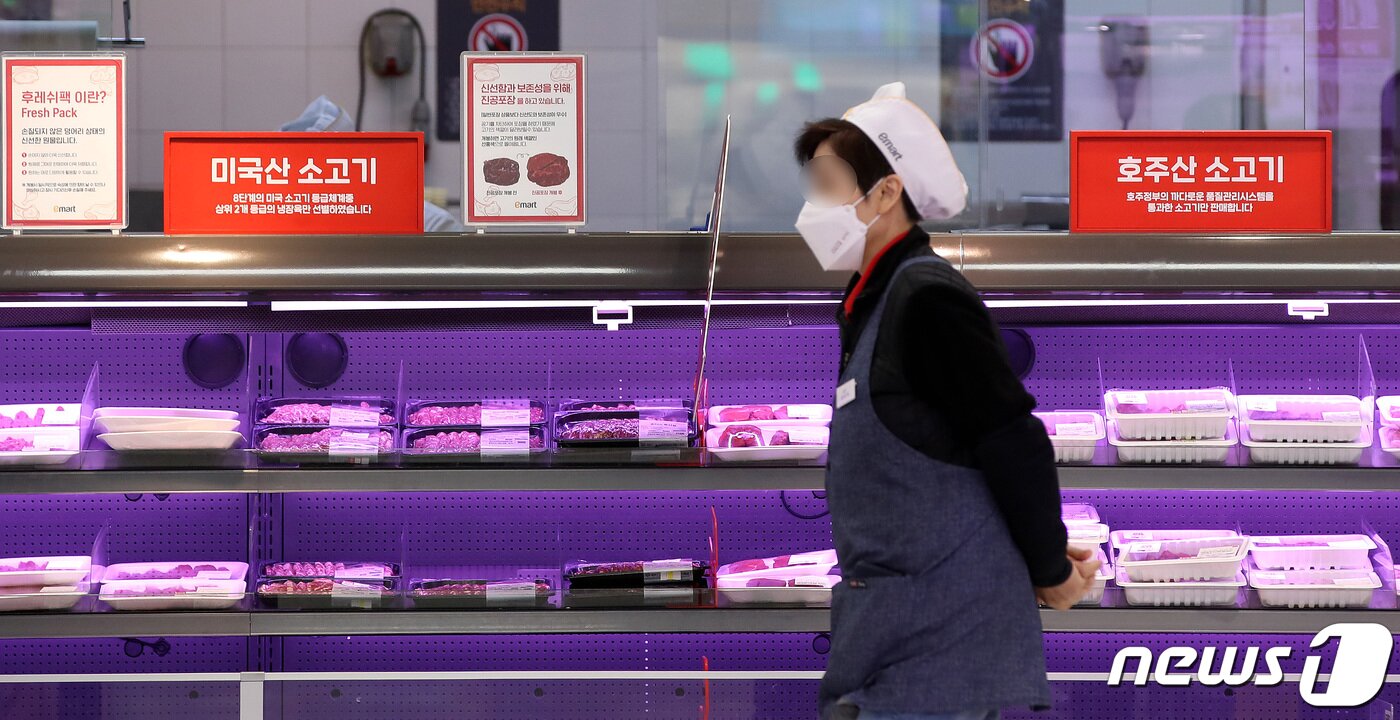 본문 이미지 - 3일 서울의 한 대형마트에 수입 쇠고기가 진열되어 있다.  2022.5.3/뉴스1 ⓒ News1 박지혜 기자