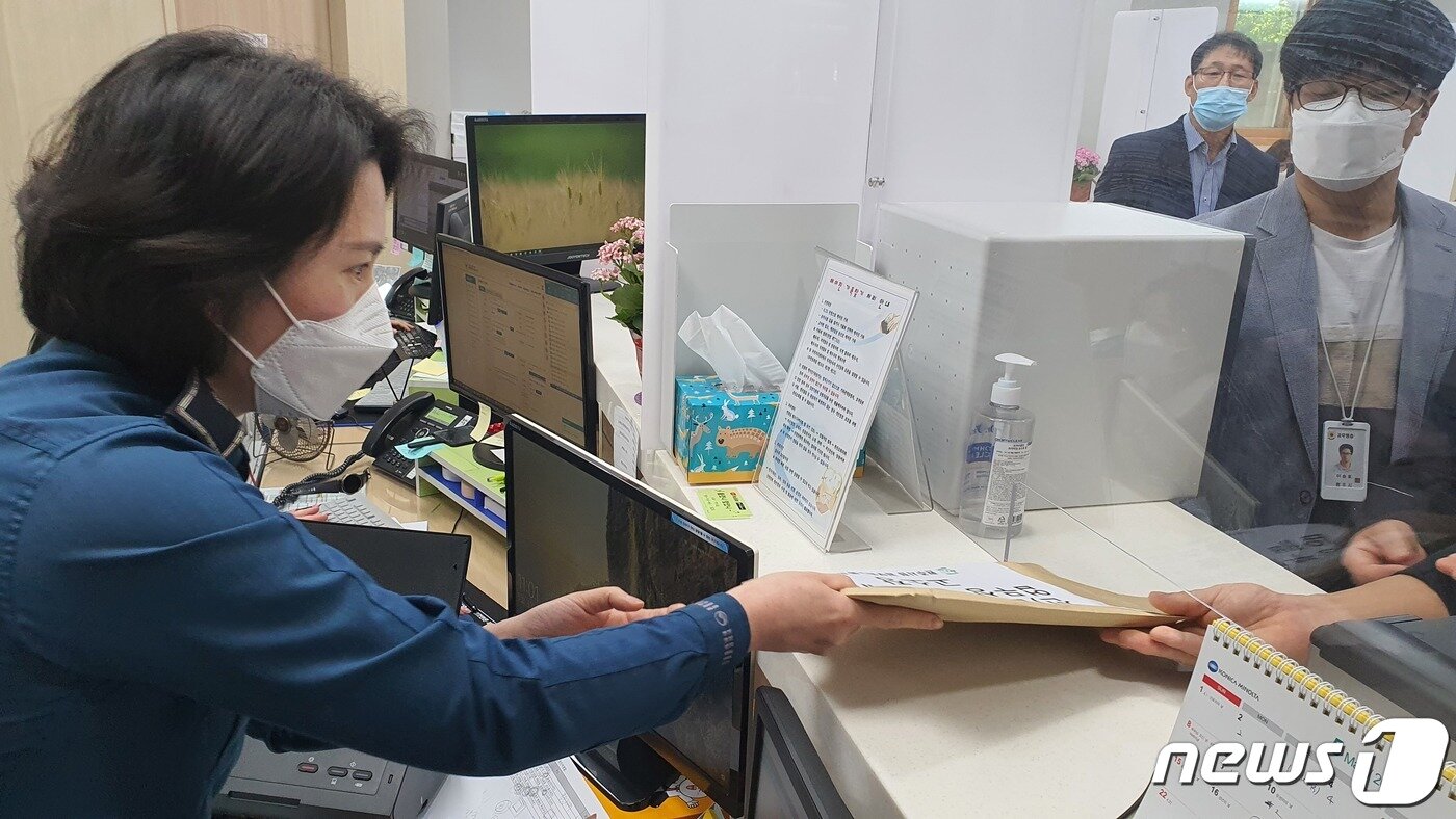 본문 이미지 - 강원 원주시청 공무원노동조합이 3일 원주경찰서에 전 전국공무원노동조합 원주시지부장 A씨를 업무상 횡령 등의 혐의로 고소한 가운데 이날 원주경찰서 경찰관이 조합의 고소장을 받고 있다. 2022.5.3/뉴스1 신관호 기자.