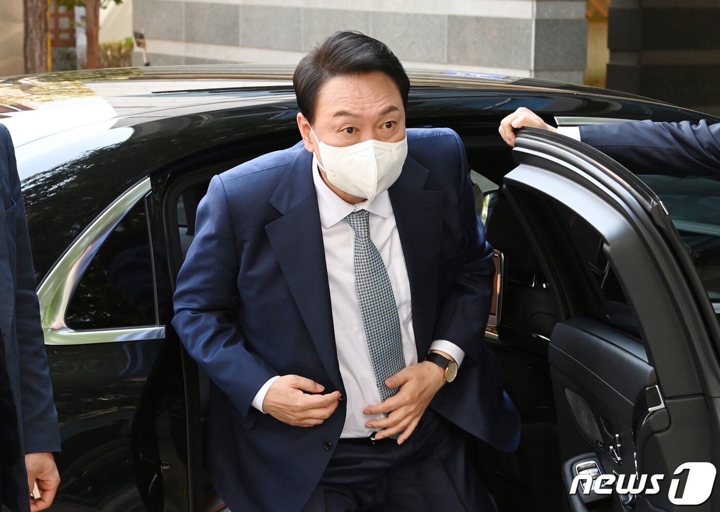 본문 이미지 - 윤석열 대통령 당선인이 외부일정을 마치고 3일 오후 서울 종로구 통의동 인수위원회 집무실로 들어서고 있다. 2022.5.3/뉴스1 ⓒ News1 인수위사진기자단
