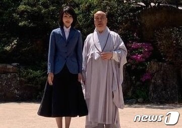 본문 이미지 - 윤석열 대통령의 배우자 김건희 여사가 3일 오후 충북 단양 구인사를 찾았다&#40;온라인 팬카페 갈무리&#41;ⓒ 뉴스1
