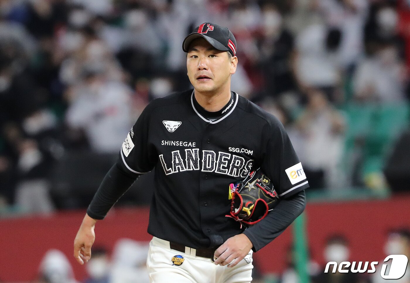 본문 이미지 - 3일 오후 인천 SSG랜더스필드에서 열린 프로야구 2022 KBO 리그 SSG랜더스와 한화이글스의 경기에서 SSG 선발투수 김광현이 7회말 실점위기를 넘긴 뒤 덕아웃으로 향하고 있다. 2022.5.3/뉴스1 ⓒ News1 구윤성 기자