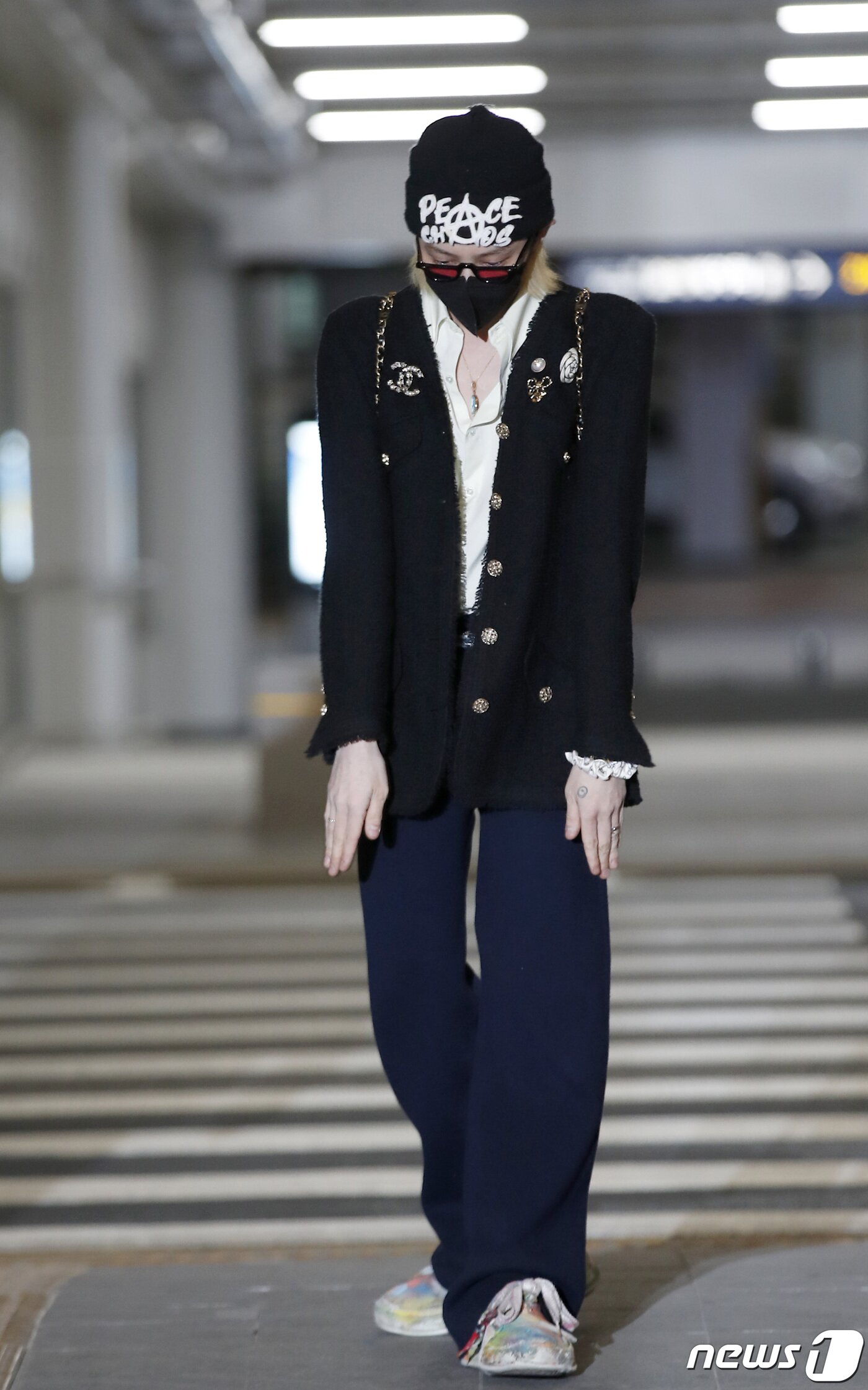 본문 이미지 - 빅뱅(BIGBANG) 지드래곤이 ‘샤넬 2022/23 크루즈 쇼' 참석을 위해 3일 오후 인천국제공항을 통해 네덜란드 암스테르담으로 출국하고 있다. ⓒ News1 권현진 기자