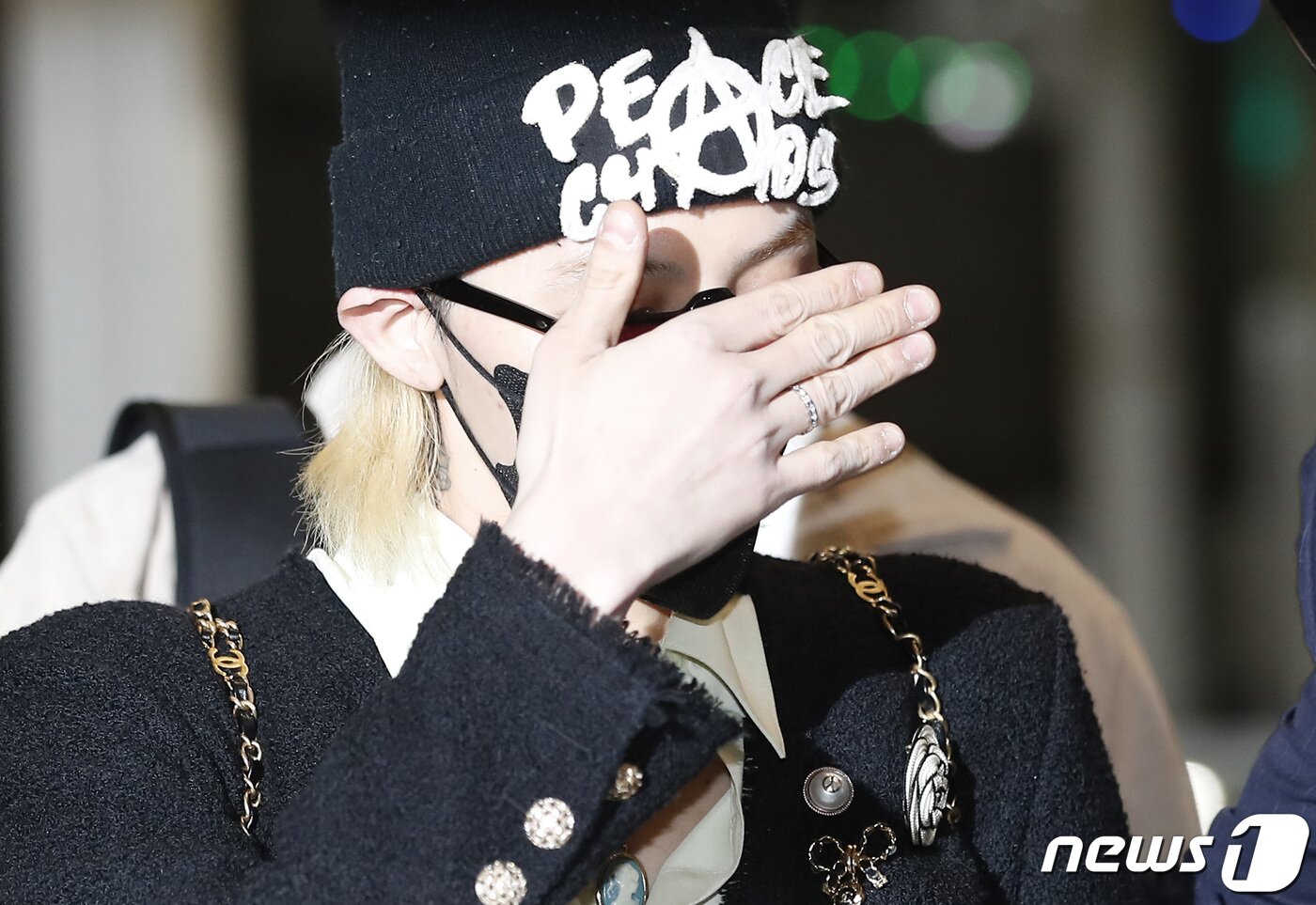 본문 이미지 - 빅뱅(BIGBANG) 지드래곤이 ‘샤넬 2022/23 크루즈 쇼' 참석을 위해 3일 오후 인천국제공항을 통해 네덜란드 암스테르담으로 출국하고 있다.. ⓒ News1 권현진 기자