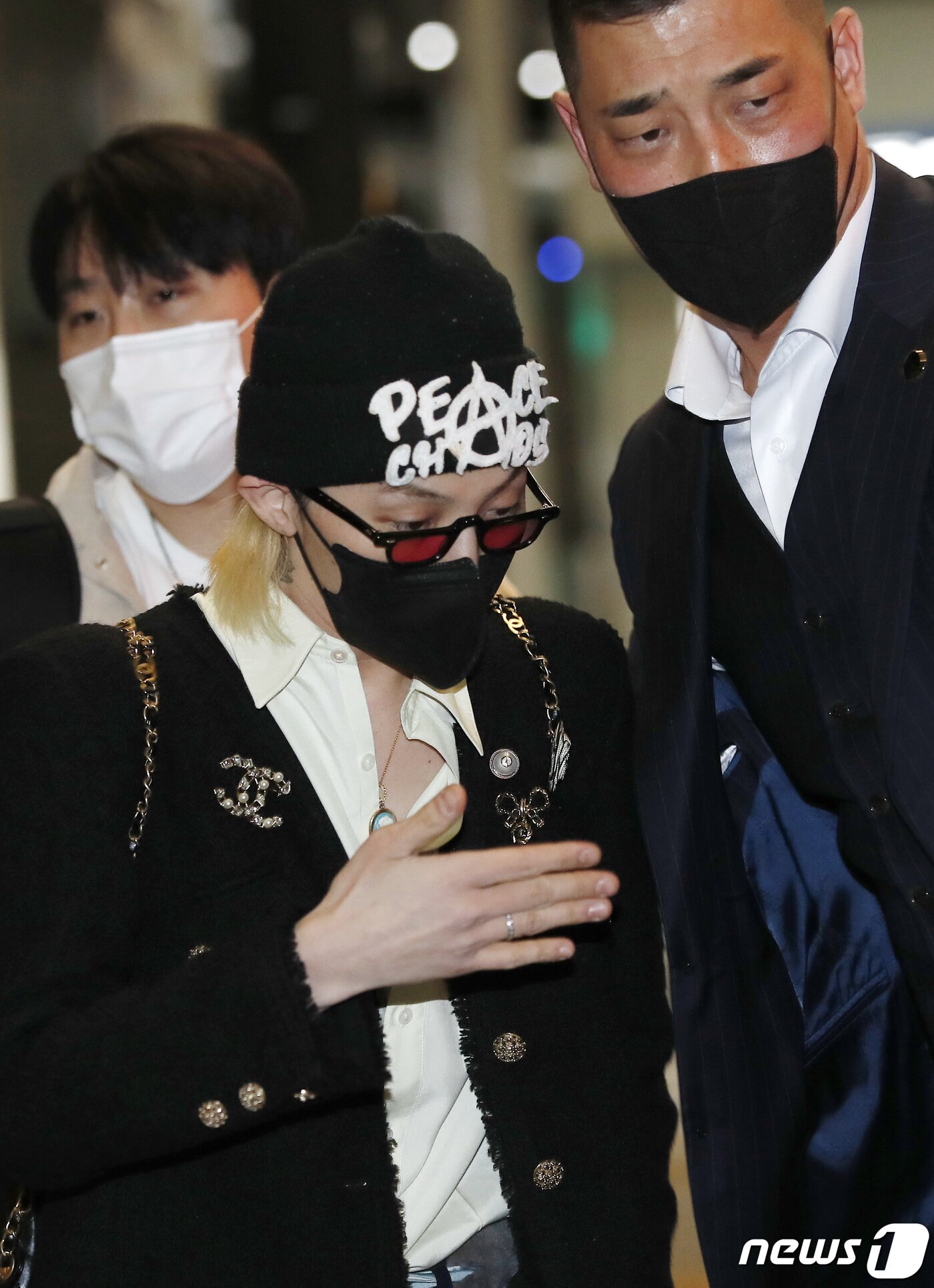 본문 이미지 - 빅뱅(BIGBANG) 지드래곤이 ‘샤넬 2022/23 크루즈 쇼' 참석을 위해 3일 오후 인천국제공항을 통해 네덜란드 암스테르담으로 출국하고 있다. ⓒ News1 권현진 기자