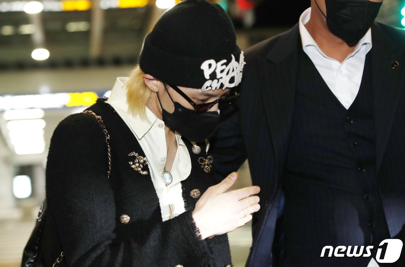 본문 이미지 - 빅뱅(BIGBANG) 지드래곤이 ‘샤넬 2022/23 크루즈 쇼' 참석을 위해 3일 오후 인천국제공항을 통해 네덜란드 암스테르담으로 출국하고 있다. ⓒ News1 권현진 기자