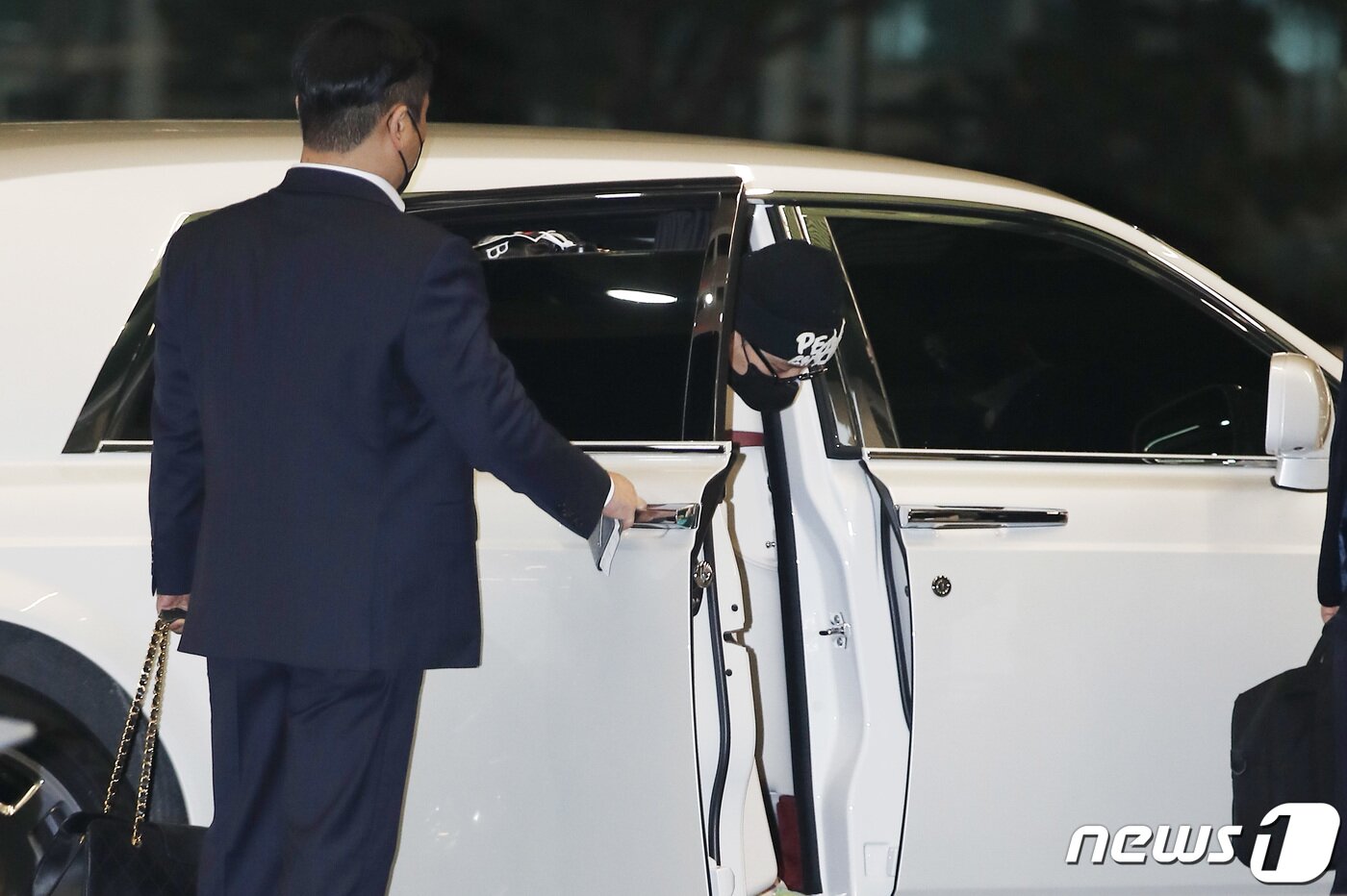 본문 이미지 - 빅뱅(BIGBANG) 지드래곤이 ‘샤넬 2022/23 크루즈 쇼' 참석을 위해 3일 오후 인천국제공항을 통해 네덜란드 암스테르담으로 출국하고 있다. 2022.5.3/뉴스1 ⓒ News1 권현진 기자