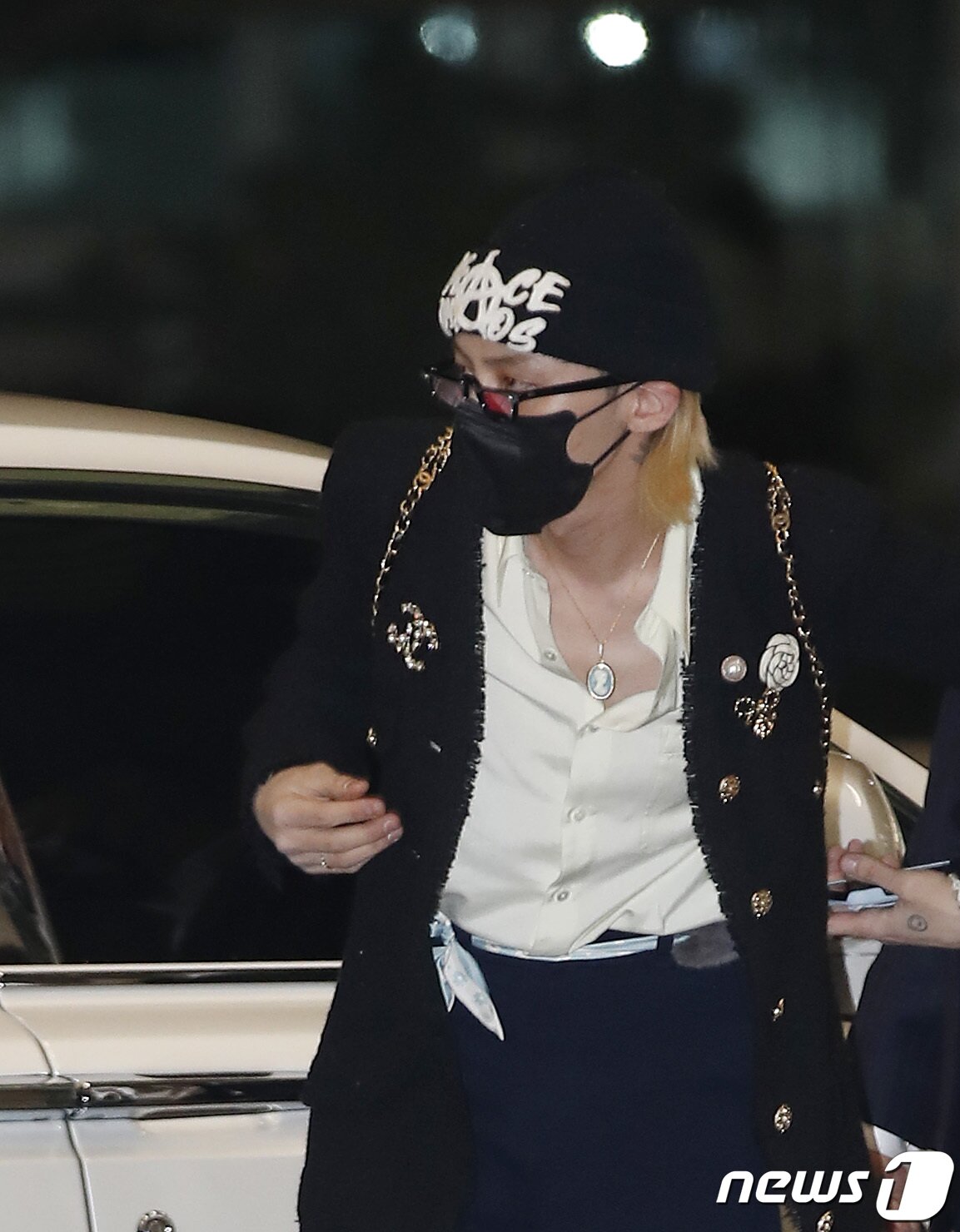 본문 이미지 - 빅뱅(BIGBANG) 지드래곤이 ‘샤넬 2022/23 크루즈 쇼' 참석을 위해 3일 오후 인천국제공항을 통해 네덜란드 암스테르담으로 출국하고 있다.  ⓒ News1 권현진 기자