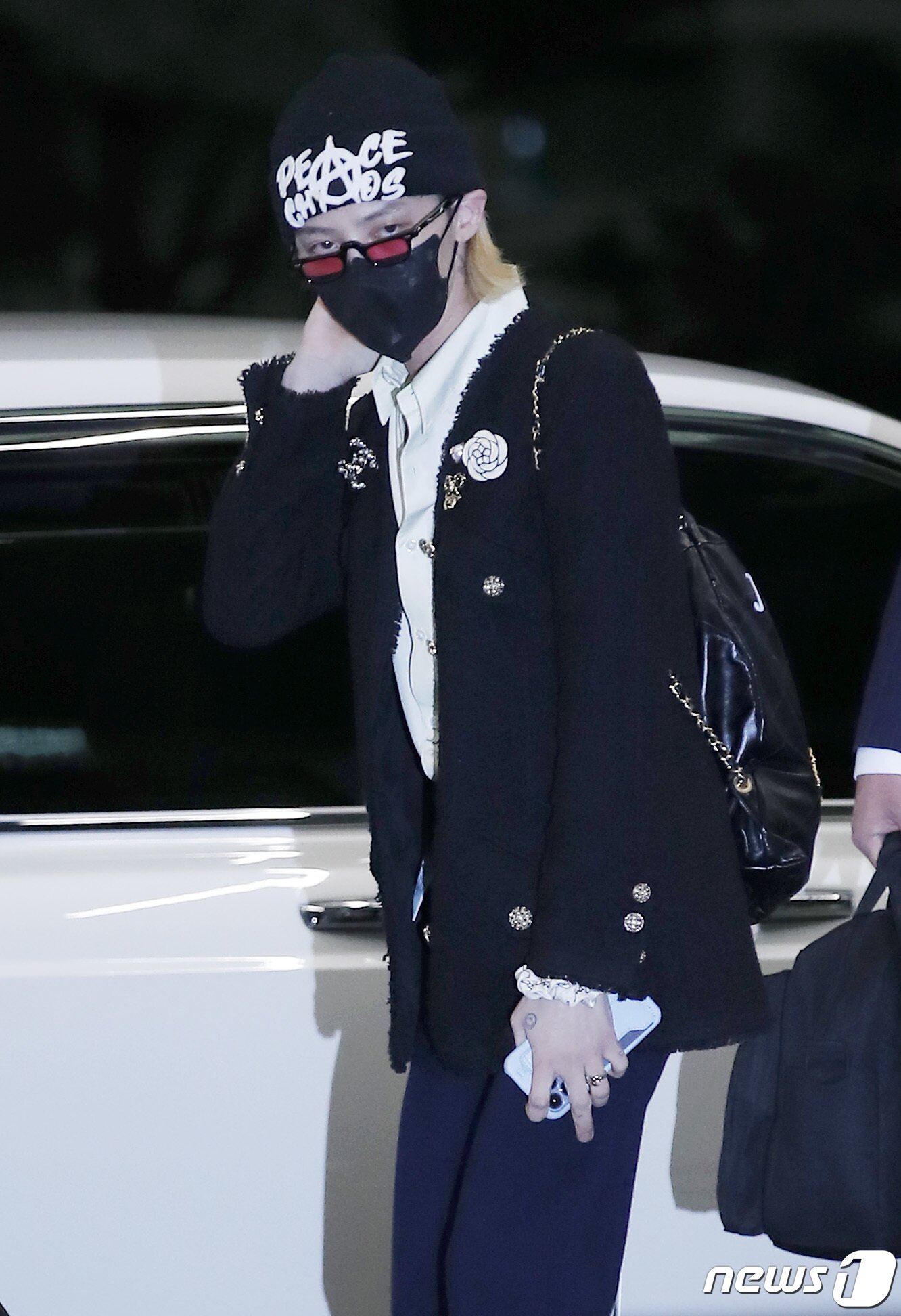 본문 이미지 - 빅뱅(BIGBANG) 지드래곤이 ‘샤넬 2022/23 크루즈 쇼' 참석을 위해 3일 오후 인천국제공항을 통해 네덜란드 암스테르담으로 출국하고 있다. ⓒ News1 권현진 기자