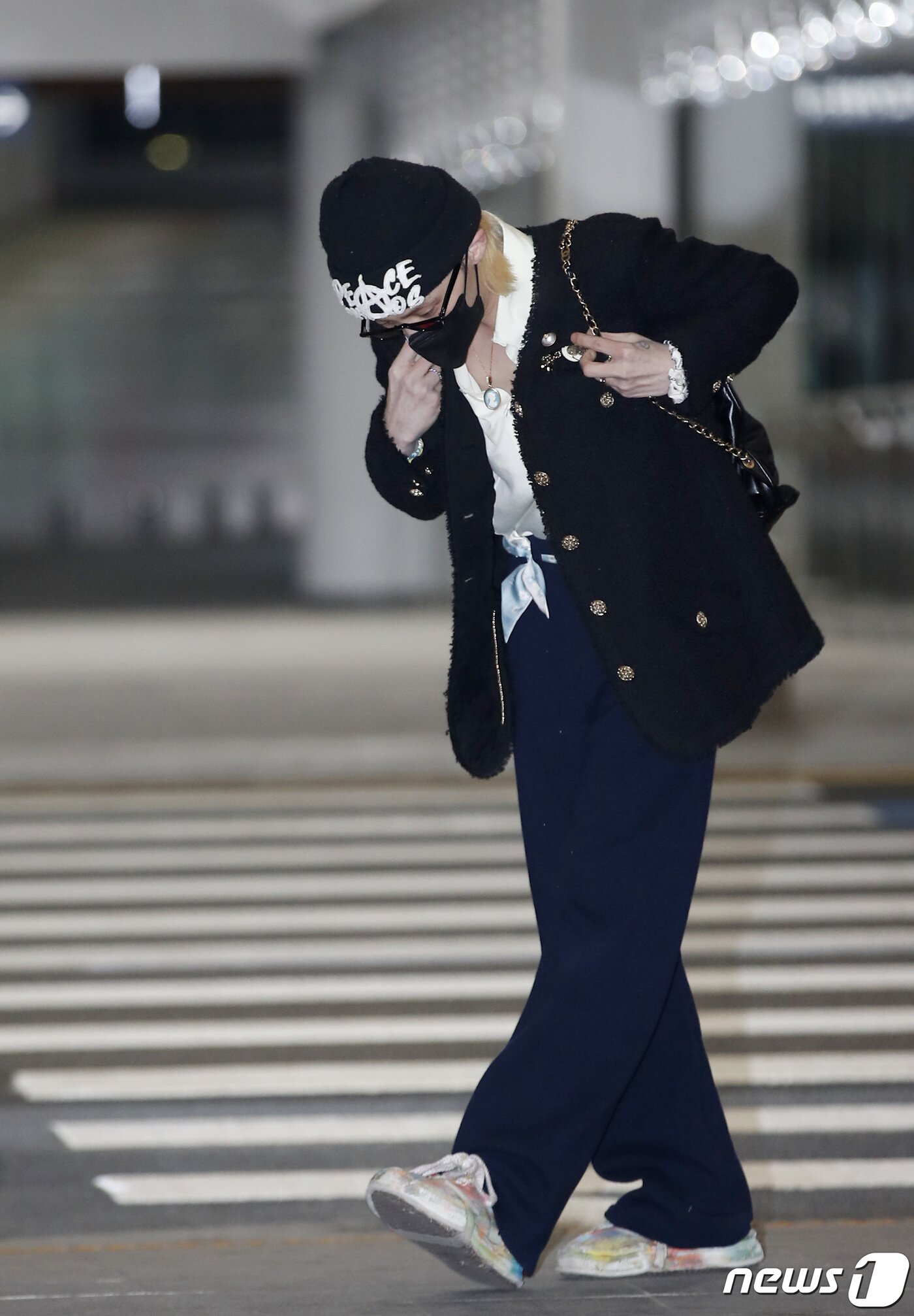 본문 이미지 - 빅뱅(BIGBANG) 지드래곤이 ‘샤넬 2022/23 크루즈 쇼' 참석을 위해 3일 오후 인천국제공항을 통해 네덜란드 암스테르담으로 출국하고 있다. ⓒ News1 권현진 기자