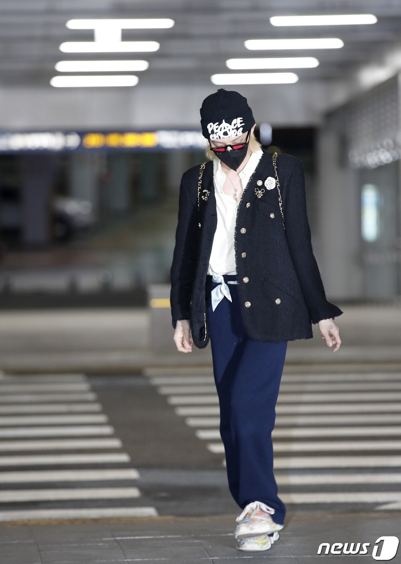 본문 이미지 - 빅뱅(BIGBANG) 지드래곤이 ‘샤넬 2022/23 크루즈 쇼' 참석을 위해 3일 오후 인천국제공항을 통해 네덜란드 암스테르담으로 출국하고 있다. ⓒ News1 권현진 기자