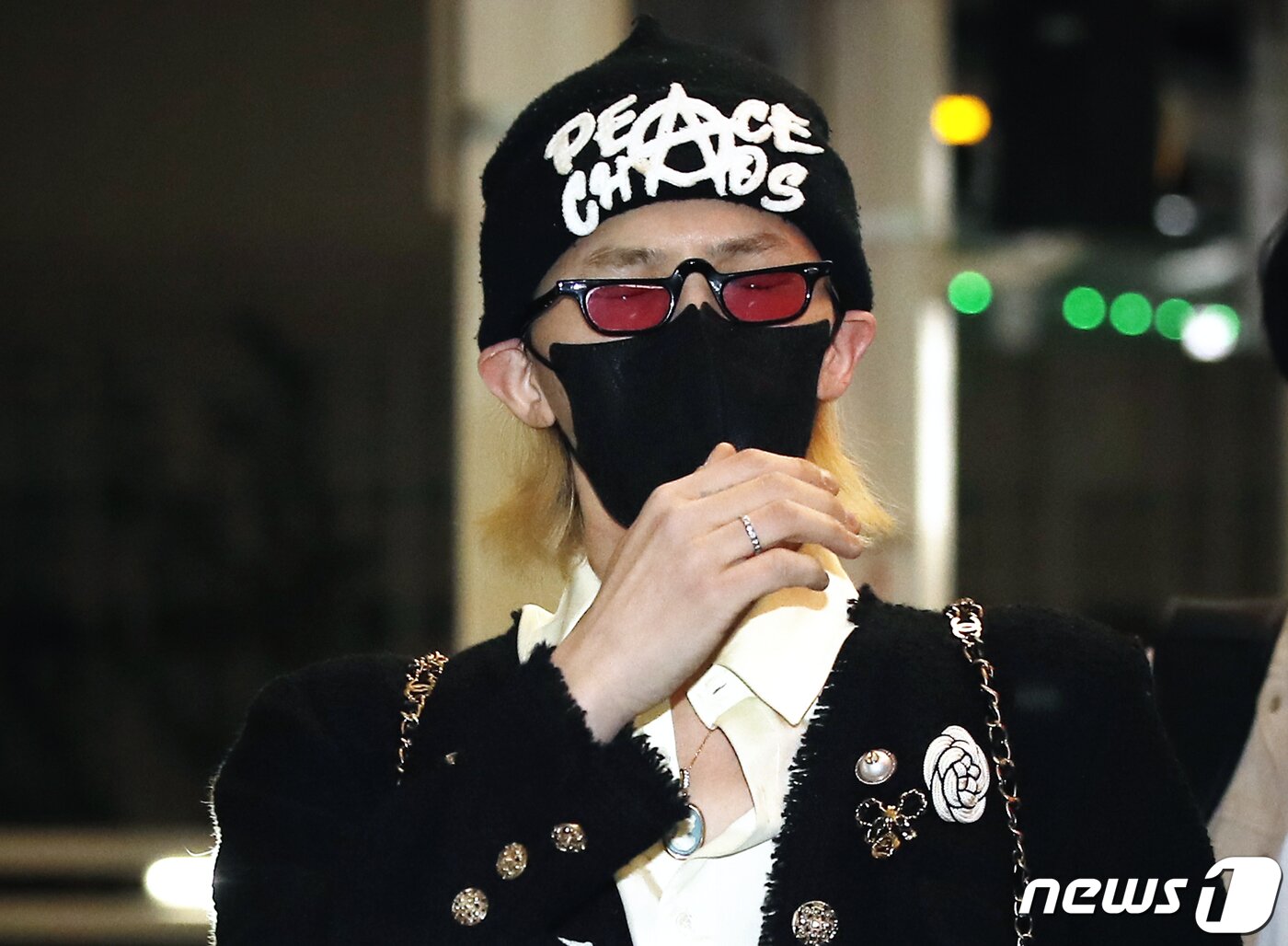 본문 이미지 - 빅뱅(BIGBANG) 지드래곤이 ‘샤넬 2022/23 크루즈 쇼' 참석을 위해 3일 오후 인천국제공항을 통해 네덜란드 암스테르담으로 출국하고 있다. 지드래곤이 많은 플래쉬 세례에 눈을 질끈 감고 있다. ⓒ News1 권현진 기자