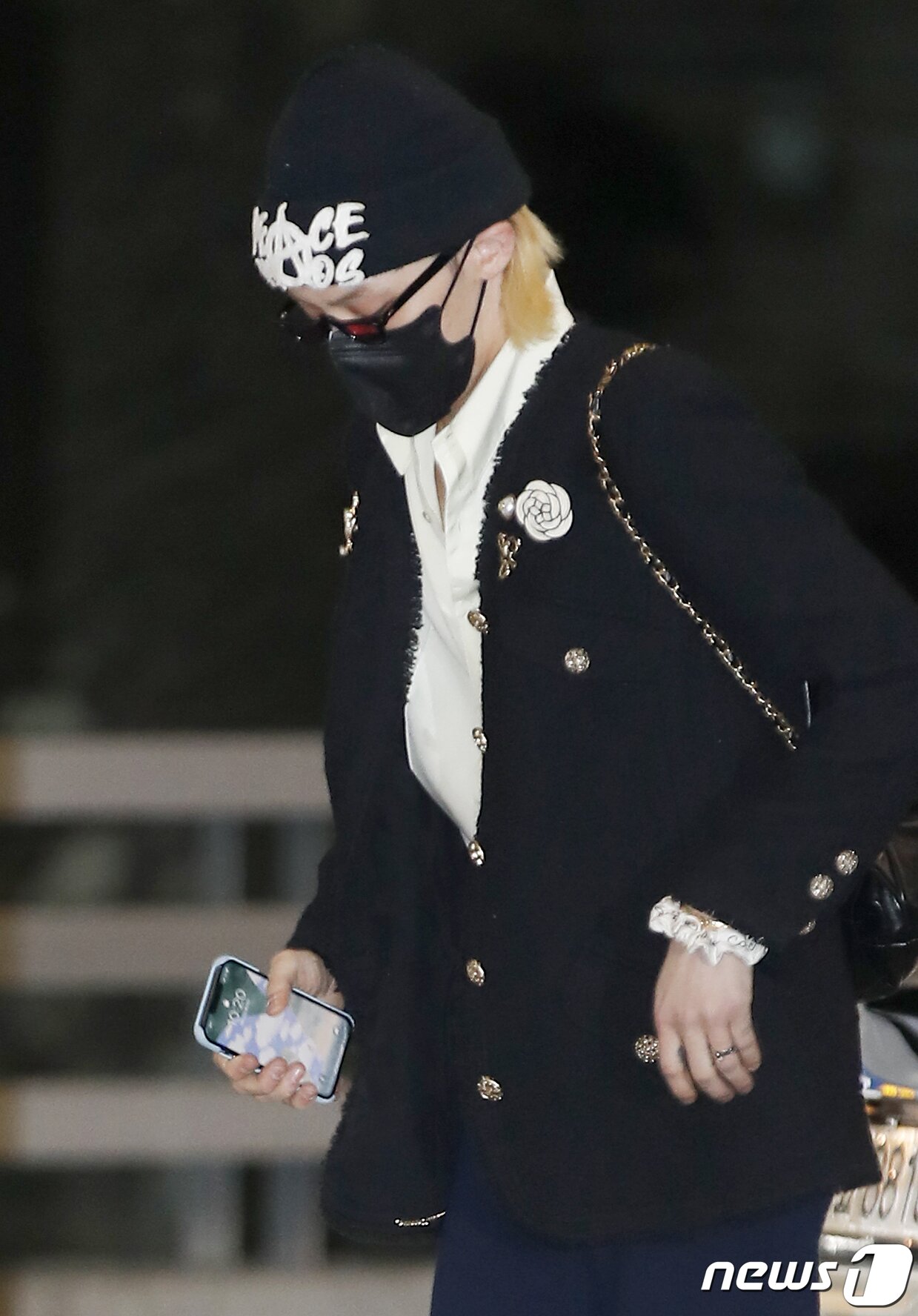 본문 이미지 - 빅뱅(BIGBANG) 지드래곤이 ‘샤넬 2022/23 크루즈 쇼' 참석을 위해 3일 오후 인천국제공항을 통해 네덜란드 암스테르담으로 출국하고 있다. ⓒ News1 권현진 기자