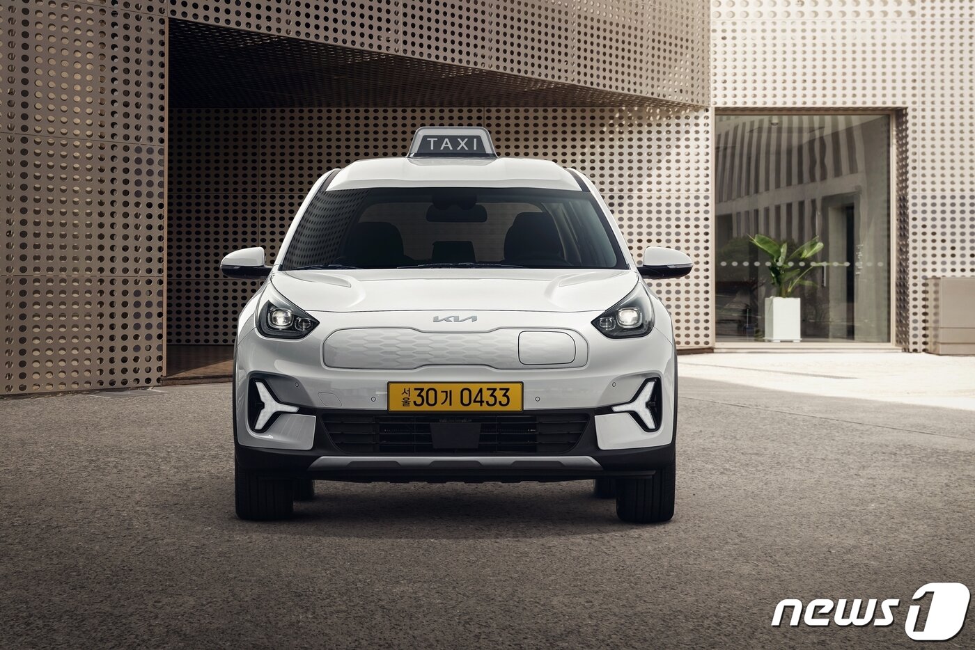 본문 이미지 - 기아가 첫 번째 목적 기반 모빌리티(PBV) ‘니로 플러스’를 지난5월 30일 출시했다. 니로 플러스는 1세대 니로 EV를 기반으로 전고를 80mm 높이고 실내 구성을 최적화해 여유로운 실내 공간을 확보했다. (기아 제공) 2022.5.30/뉴스1