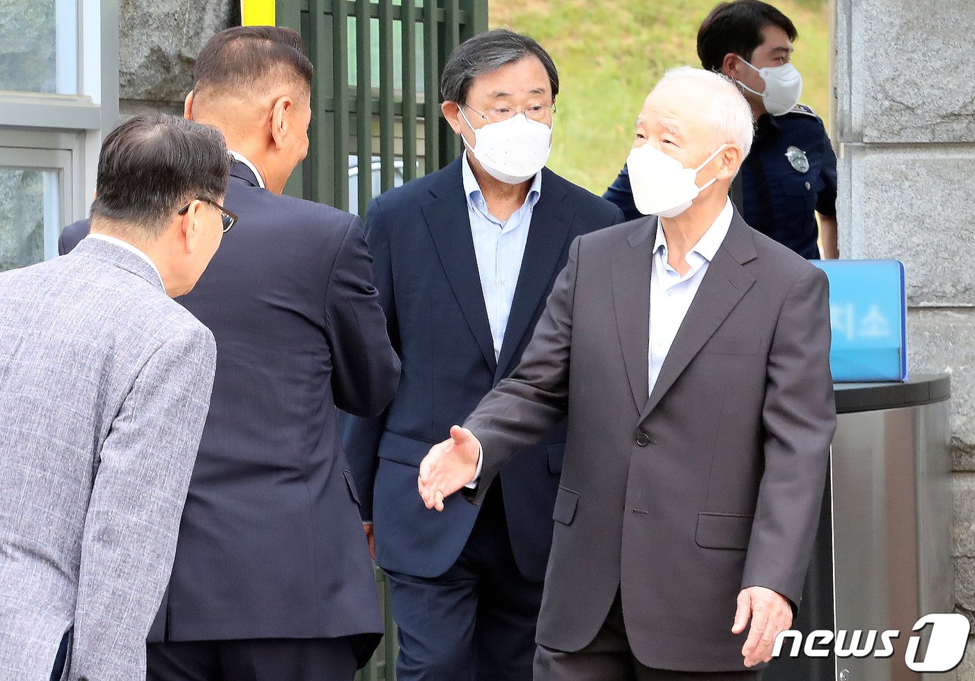 본문 이미지 - 남재준, 이병기 전 국정원장이 30일 오전 경기도 의왕시 서울구치소를 나서고 있다. 국정원 특별활동비 상납 혐의로 실형을 선고받은 남재준·이병기 전 국정원장은 윤석열 정부 첫 법무부 가석방 대상에 포함됐다. 남 전 원장은 재임 시절 국정원장 앞으로 배정된 특활비 중 6억 원을, 이 전 원장은 8억 원을 박근혜 전 대통령 측에 건넨 혐의로 기소돼 지난해 7월 각각 징역 1년 6개월과 징역 3년형을 확정받았다. 2022.5.30/뉴스1 ⓒ News1 임세영 기자