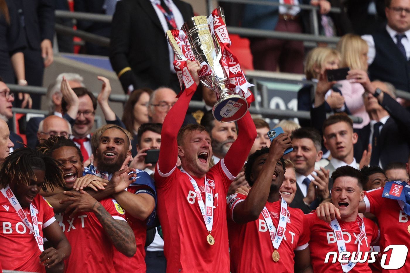 본문 이미지 - 승격에 성공한 노팅엄 포레스트 선수들 ⓒ AFP=뉴스1