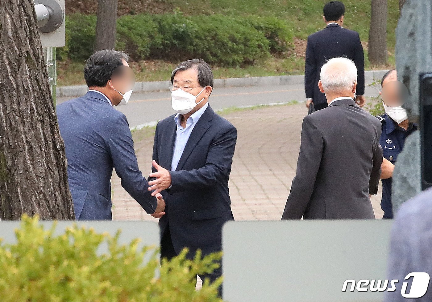 본문 이미지 - 남재준, 이병기 전 국정원장이 30일 오전 경기도 의왕시 서울구치소를 나서고 있다. 국정원 특별활동비 상납 혐의로 실형을 선고받은 남재준·이병기 전 국정원장은 윤석열 정부 첫 법무부 가석방 대상에 포함됐다. 남 전 원장은 재임 시절 국정원장 앞으로 배정된 특활비 중 6억 원을, 이 전 원장은 8억 원을 박근혜 전 대통령 측에 건넨 혐의로 기소돼 지난해 7월 각각 징역 1년 6개월과 징역 3년형을 확정받았다. 2022.5.30/뉴스1 ⓒ News1 임세영 기자