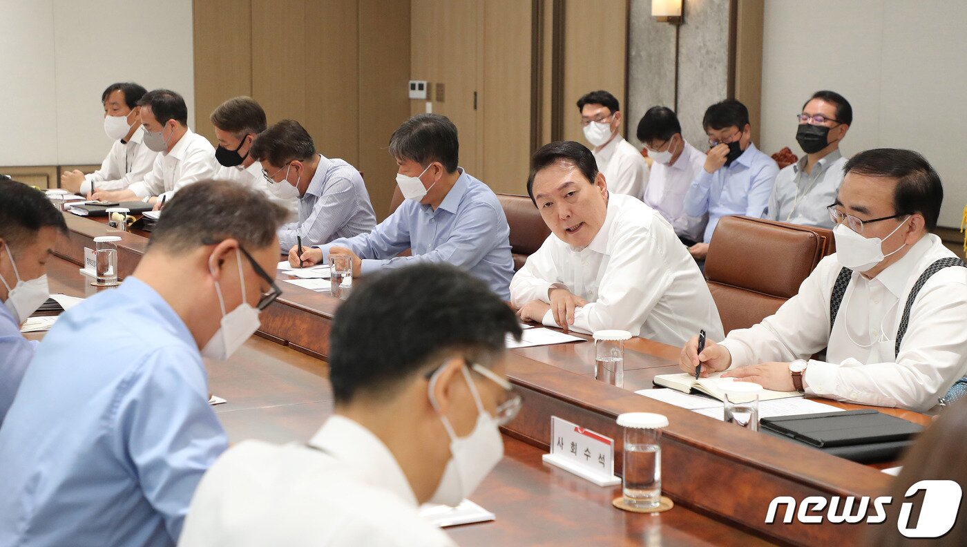 본문 이미지 - 윤석열 대통령이 30일 오전 용산 대통령실에서 수석비서관회의를 주재하고 있다. (대통령실사진기자단) 2022.5.30/뉴스1 ⓒ News1 안은나 기자