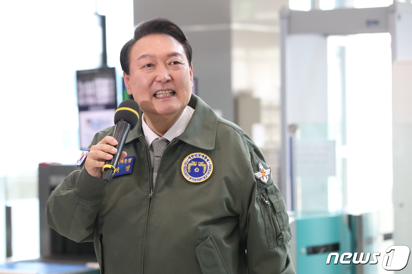 (서울=뉴스1) 오대일 기자 = 윤석열 대통령이 30일 오전 서울 용산구 국방부·합참 청사를 초도 방문해 공군 항공점퍼를 착용한 채 인사말을 하고 있다. 대통령실사진기자단 2022 …