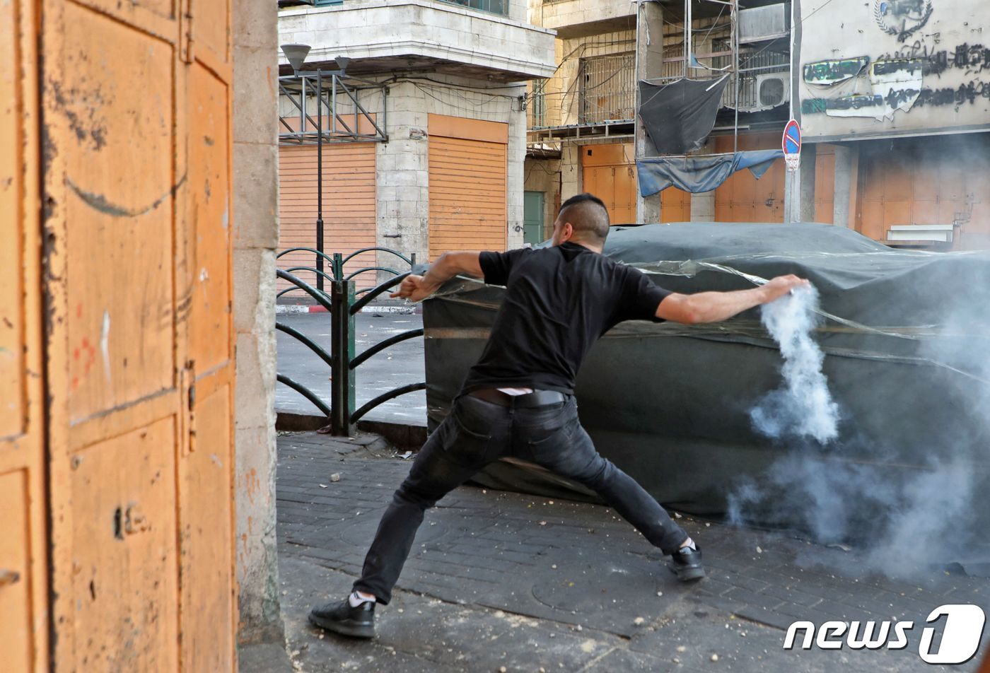 본문 이미지 - 이스라엘 우파 유대인들이 29일(현지시간) 동예루살렘 구시가지를 도는 연례행사인 '깃발 행진'을 진행한 가운데 일부 시위대는 "아랍인들에게 죽음을＂이라고 외쳤고, 이에 팔레스타인인들은 지붕에서 발사체를 던지는 등 이-팔 긴장이 고조됐다. ⓒ AFP=뉴스1 ⓒ News1 이서영 기자