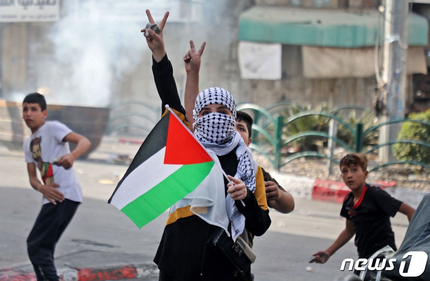 본문 이미지 - 이스라엘 우파 유대인들이 29일(현지시간) 동예루살렘 구시가지를 도는 연례행사인 '깃발 행진'을 진행한 가운데 일부 시위대는 "아랍인들에게 죽음을＂이라고 외쳤고, 이에 팔레스타인인들은 지붕에서 발사체를 던지는 등 이-팔 긴장이 고조됐다. ⓒ AFP=뉴스1 ⓒ News1 이서영 기자