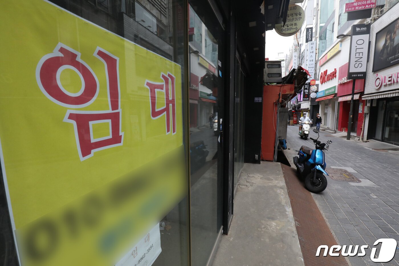 본문 이미지 -  30일 서울 명동거리에 폐업 후 공실인 가게가 보이고 있다.  2022.5.30/뉴스1 ⓒ News1 이성철 기자