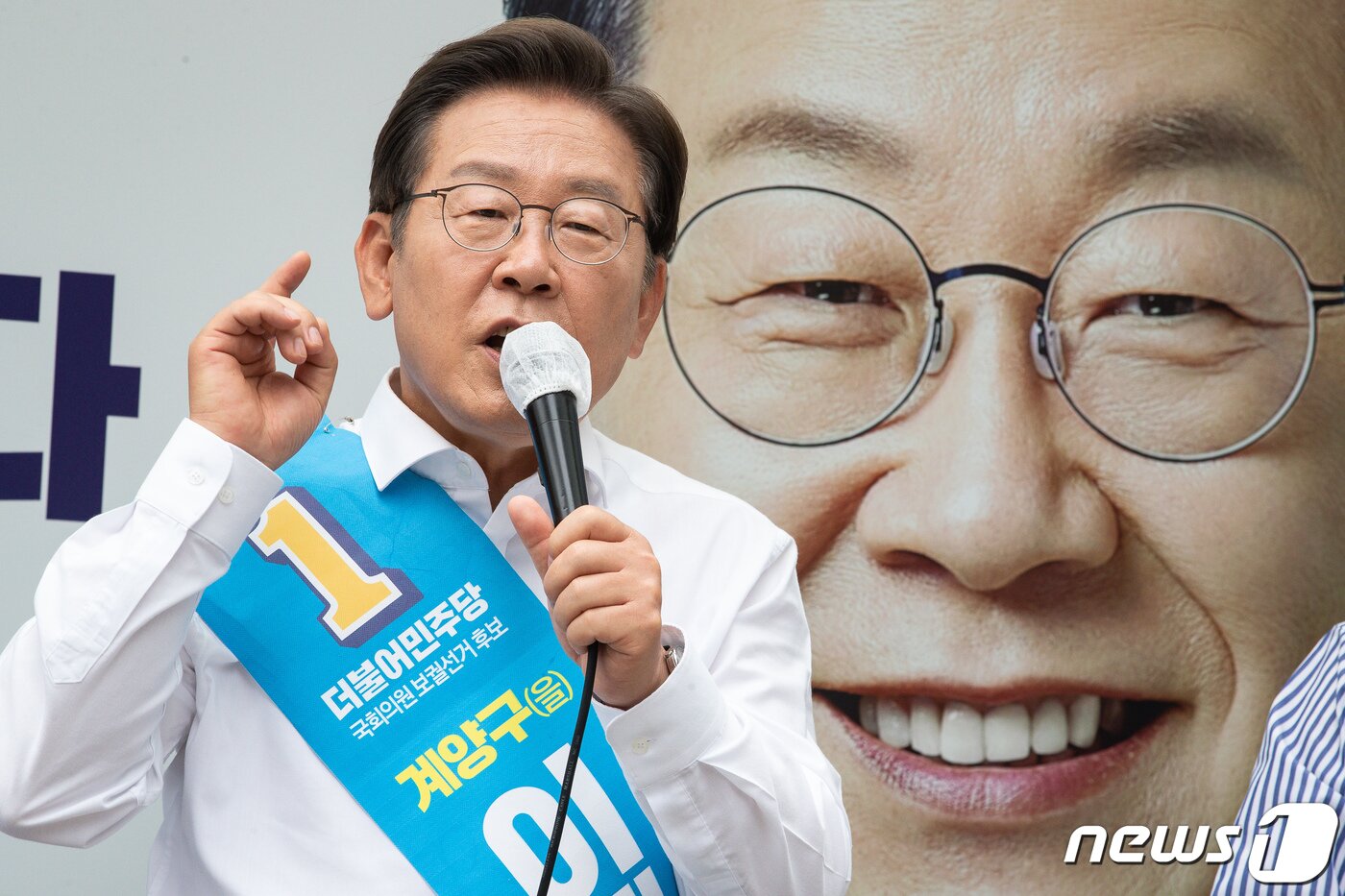 본문 이미지 - 이재명 더불어민주당 인천 계양을 후보가 30일 인천 계양구 계산4동 일대에서 유세차에 올라 시민들에게 지지를 호소하고 있다. 2022.5.30/뉴스1 ⓒ News1 유승관 기자