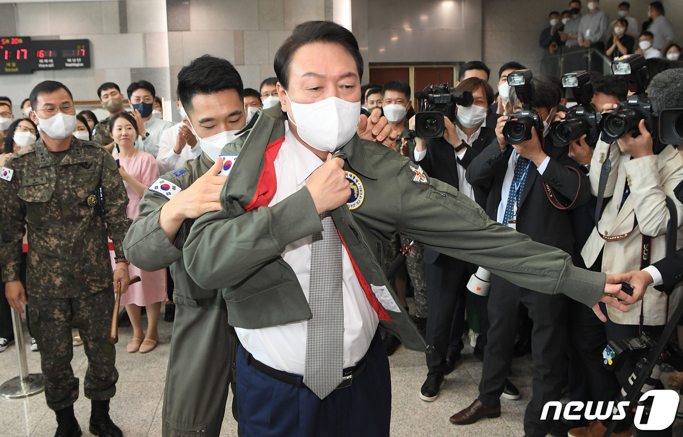 (서울=뉴스1) 오대일 기자 = 윤석열 대통령이 30일 오전 서울 용산구 국방부ㆍ합참 청사를 초도 방문해 공군 항공점퍼를 착용하고 있다. (대통령실사진기자단) 2022.5.30/뉴 …