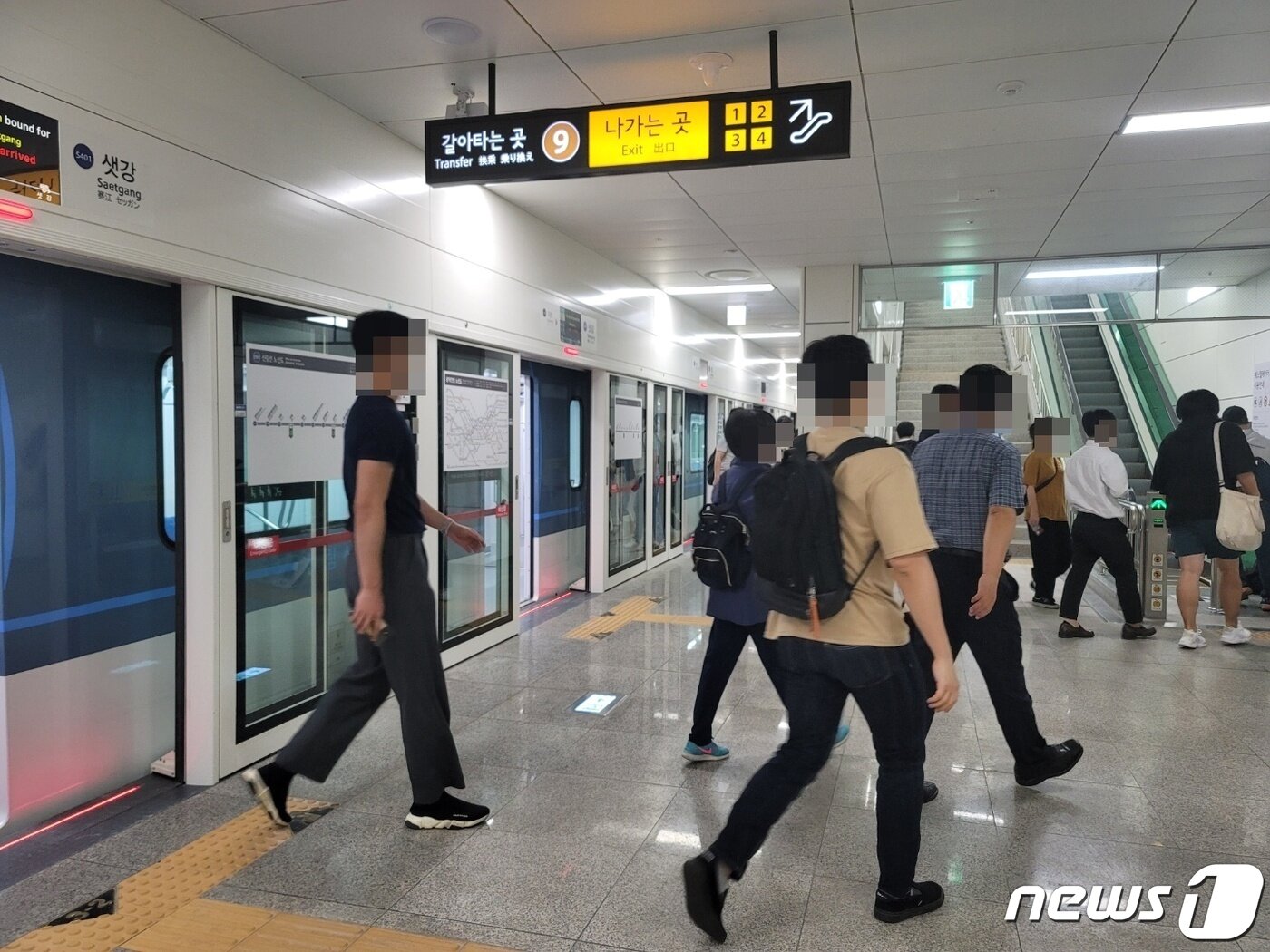 본문 이미지 - 30일 오전 8시40분쯤 샛강역에서 신림선을 이용한 탑승객이 하차하고 있다. 출근길이지만 대체로 한가한 모습이다. ⓒ 뉴스1