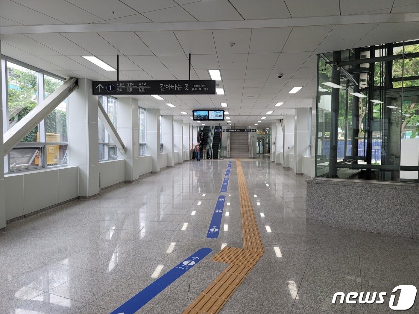 본문 이미지 - 신림선 대방역에서 1호선으로 갈아타는 길에 마련된 환승통로. 에스컬레이터 5개를 올라야 한다. ⓒ 뉴스1