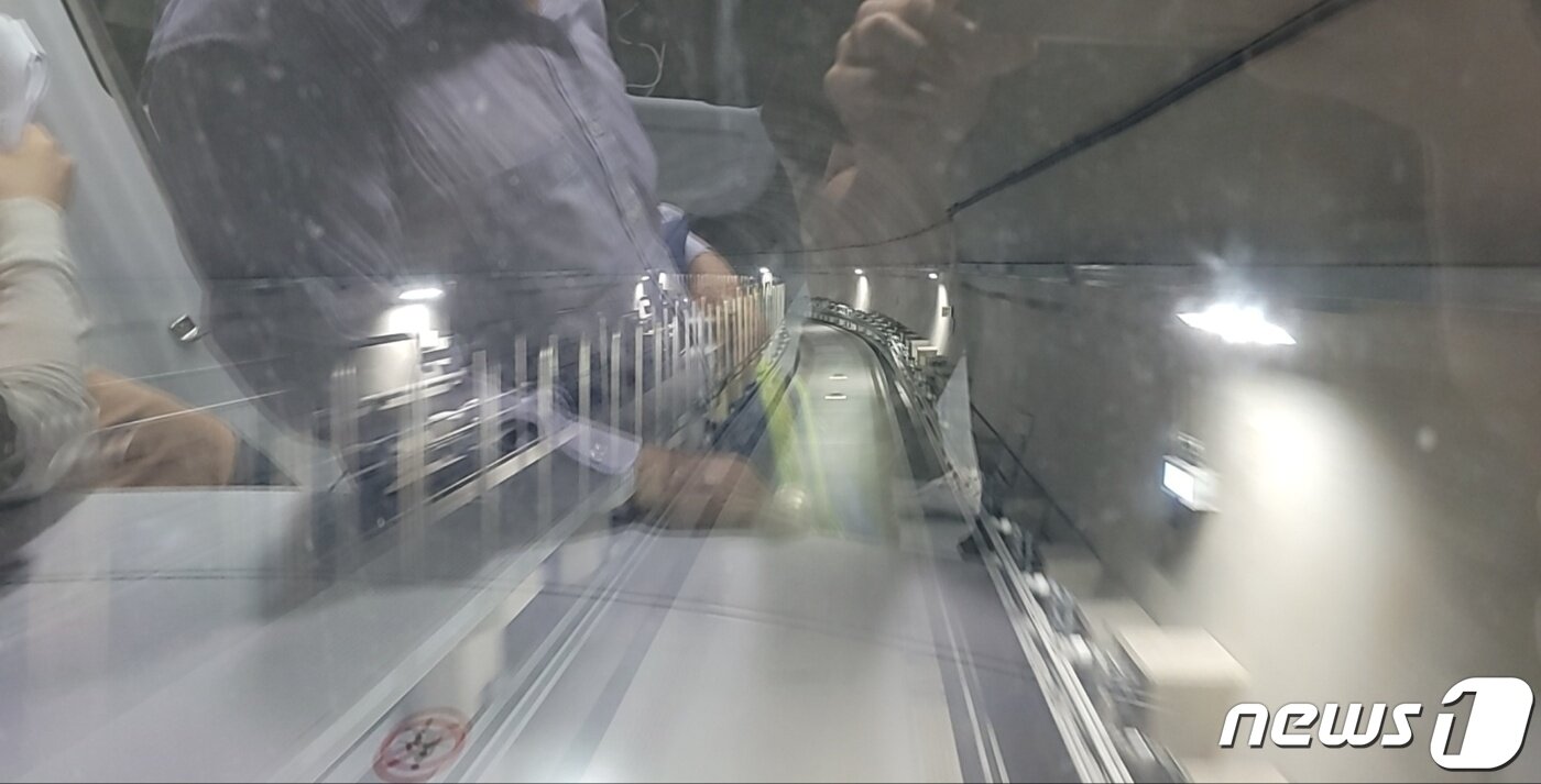 본문 이미지 - 신림선 맨 앞칸에서 바라본 바깥모습. 무인운행이다보니 경전철 운행선로를 내부에서 볼 수 있다. ⓒ 뉴스1
