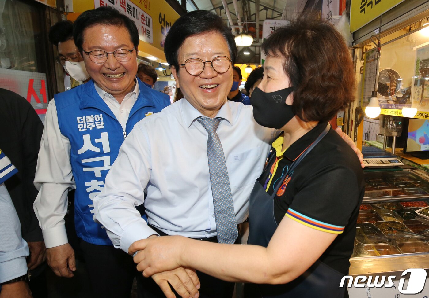 본문 이미지 - 박병석 전 국회의장이 30일 대전 서구 한민시장 앞에서 더불어민주당 지원유세를 마치고 허태정 대전시장 후보, 장종태 서구청장 후보와 함께 지지를 호소하고 있다. 2022.5.30/뉴스1 ⓒ News1 김기태 기자