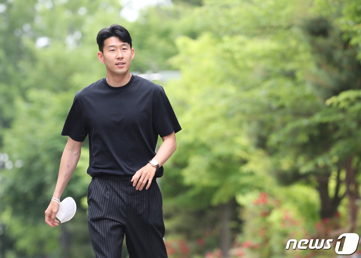 본문 이미지 - 축구 국가대표 손흥민이 30일 오후 경기 파주국가대표트레이닝센터(NFC)로 들어오고 있다. 2022.5.30/뉴스1 ⓒ News1 송원영 기자