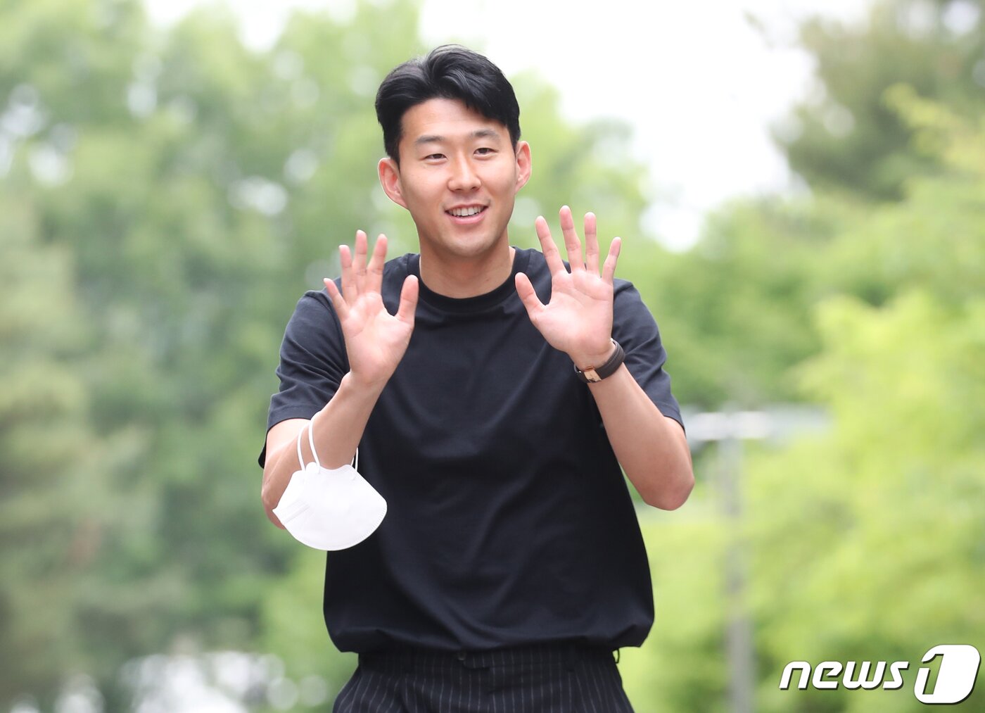 본문 이미지 - 축구 국가대표 손흥민이 30일 오후 경기 파주국가대표트레이닝센터(NFC)로 들어오고 있다. 2022.5.30/뉴스1 ⓒ News1 송원영 기자