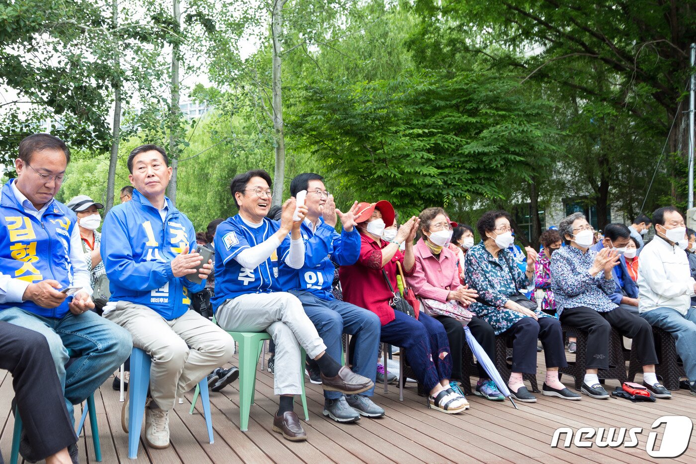 본문 이미지 - 강기정 더불어민주당 광주시장 후보가 30일 광주 북구 청소년문화의집 앞에서 마지막 ‘정책소풍’을 열고 시민들과 웃으며 대화를 나누고 있다.(강추캠프 제공)2022.5.30/뉴스1 ⓒ News1 박준배 기자